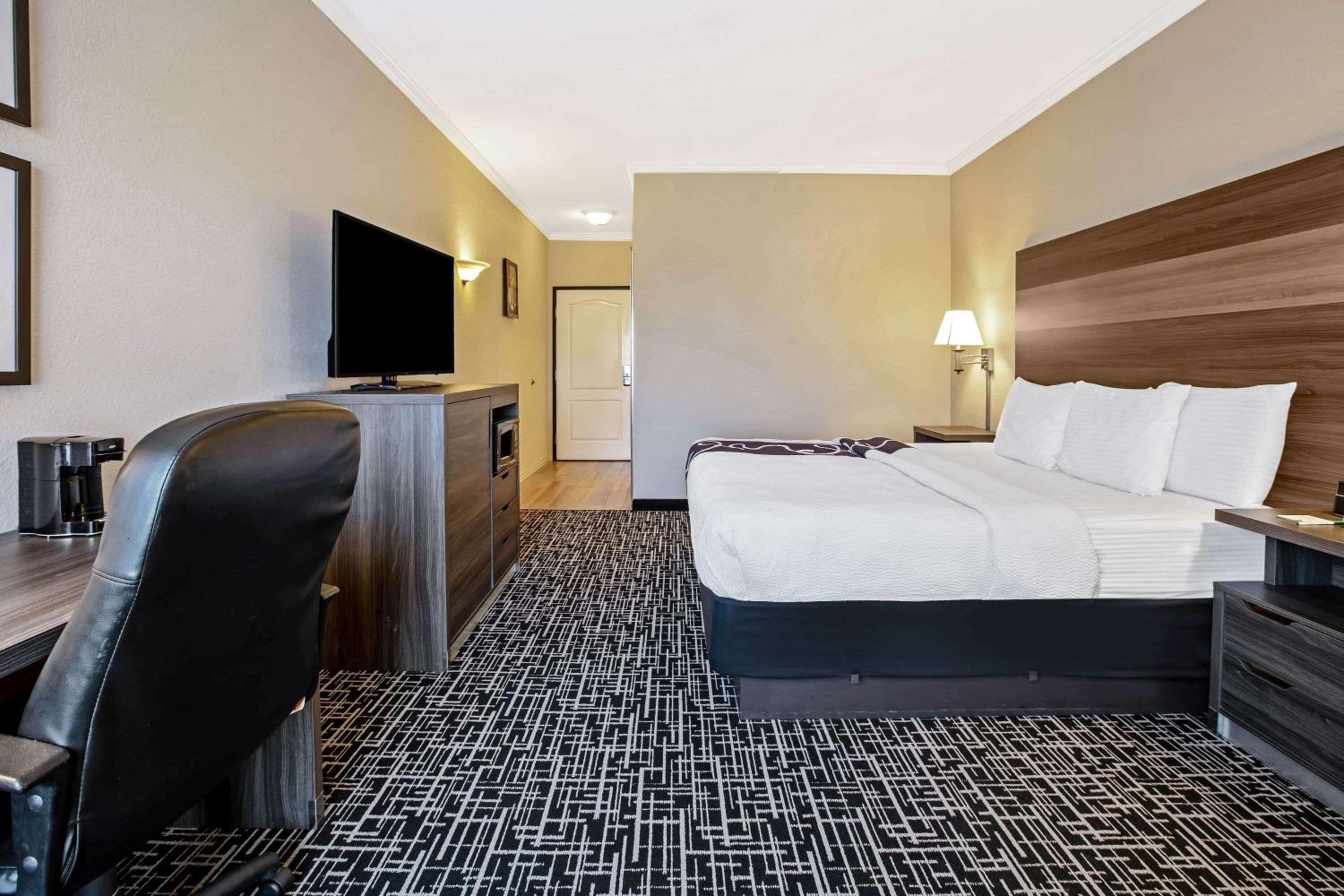 Deluxe King Room - Photo 5