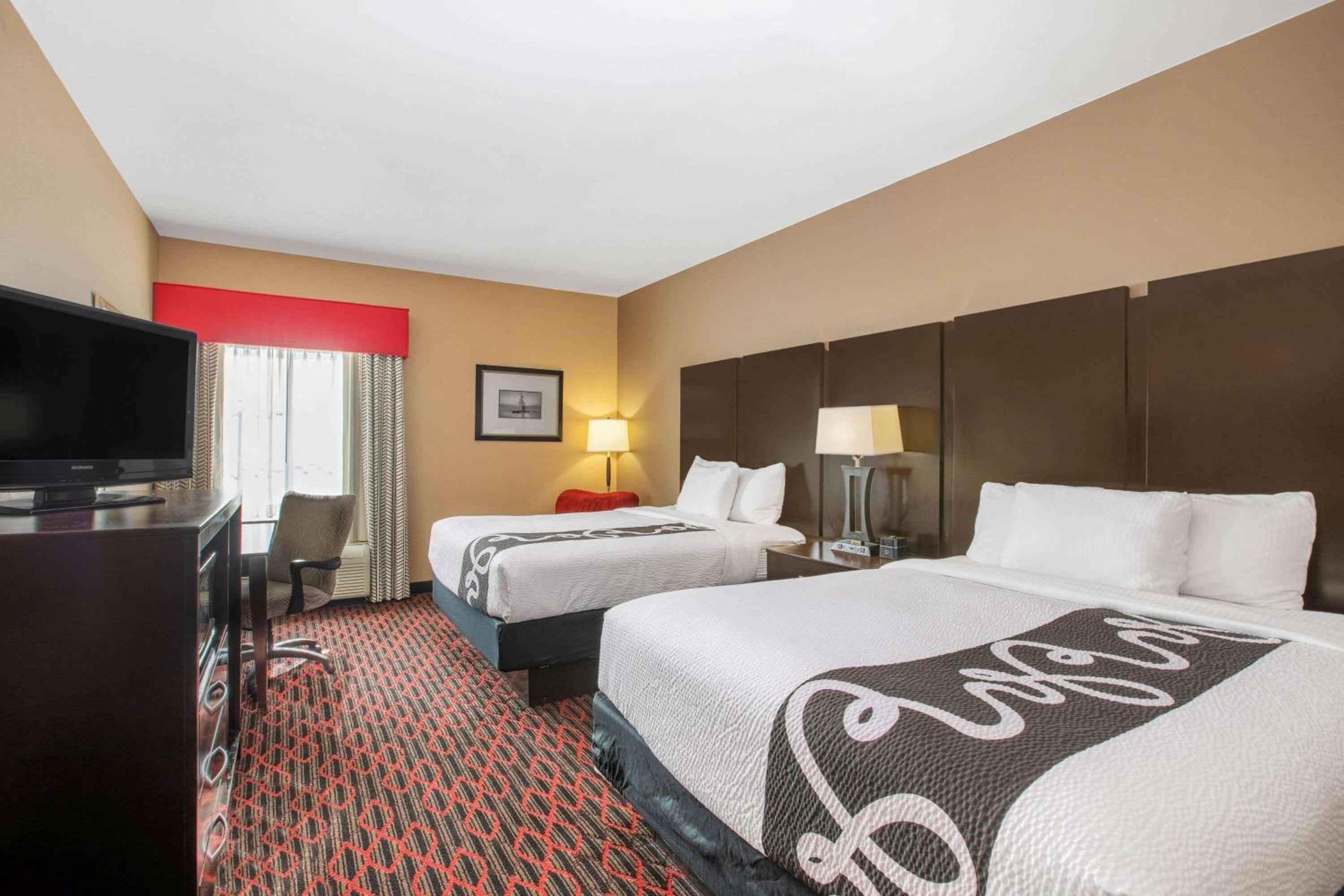Deluxe Queen Room with Two Queen Beds - Photo 3