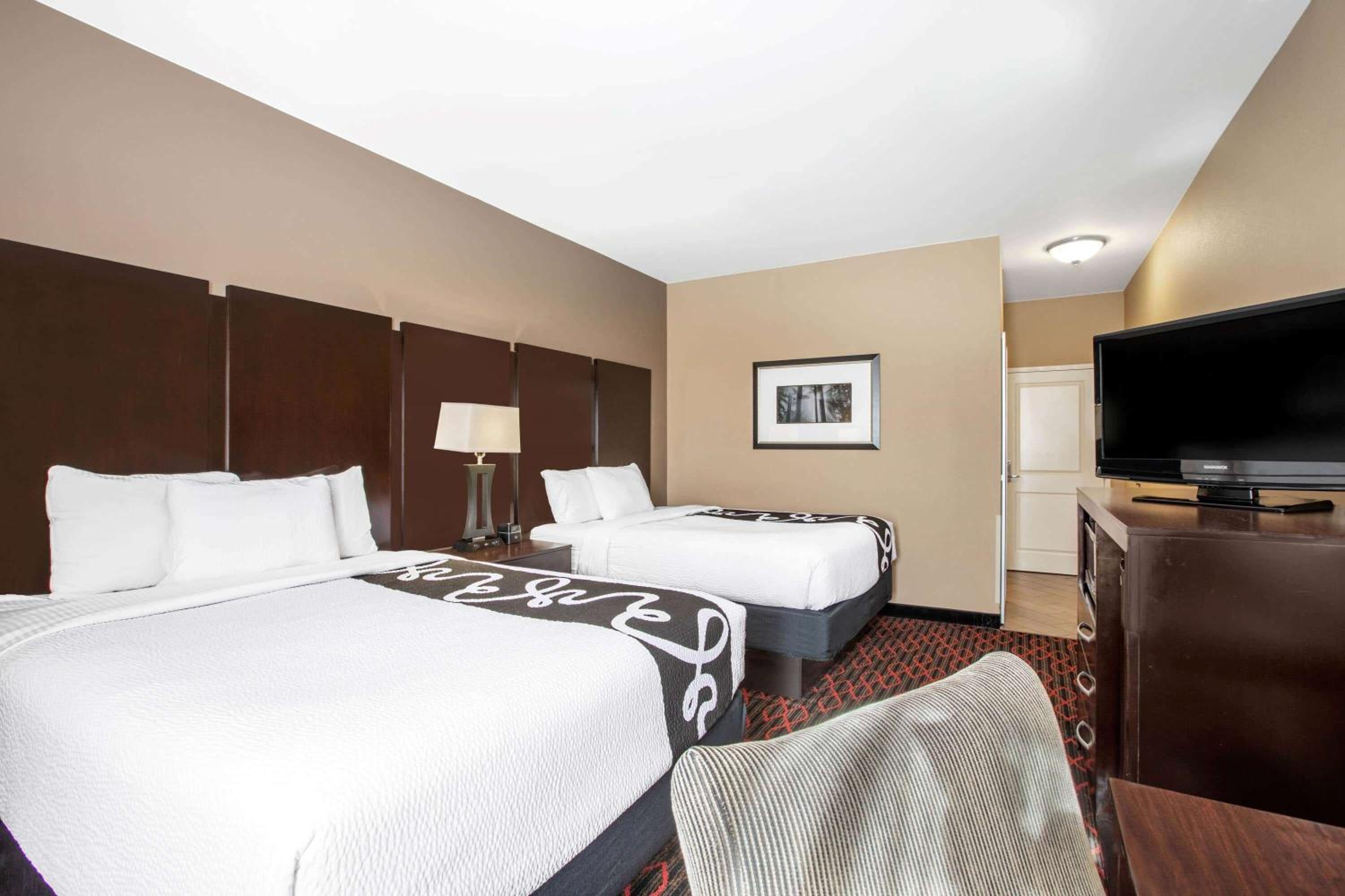 Deluxe Queen Room with Two Queen Beds - Photo 4