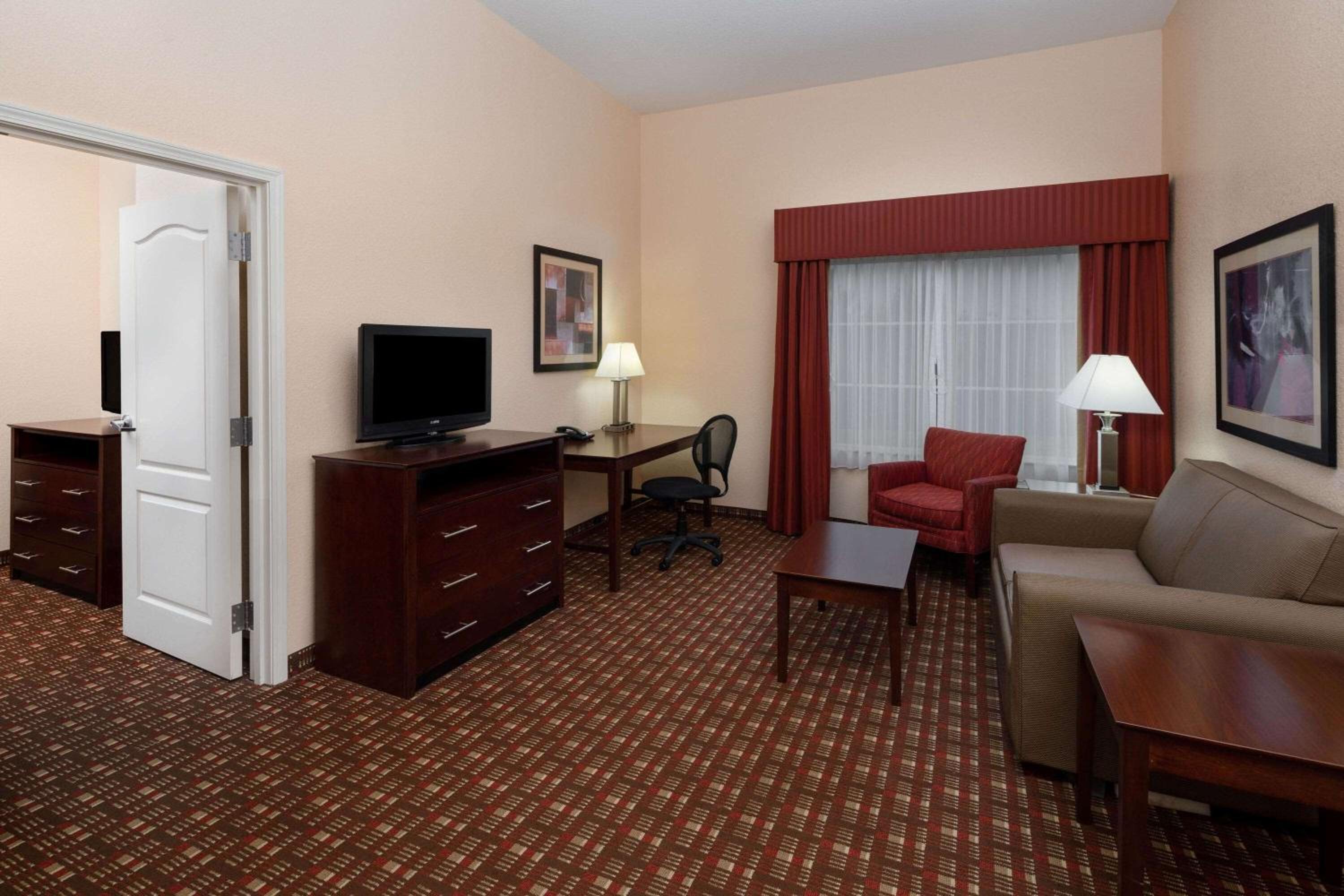 One-Bedroom King Suite with Roll-In Shower - Mobility Accessible/Non-Smoking photo 3