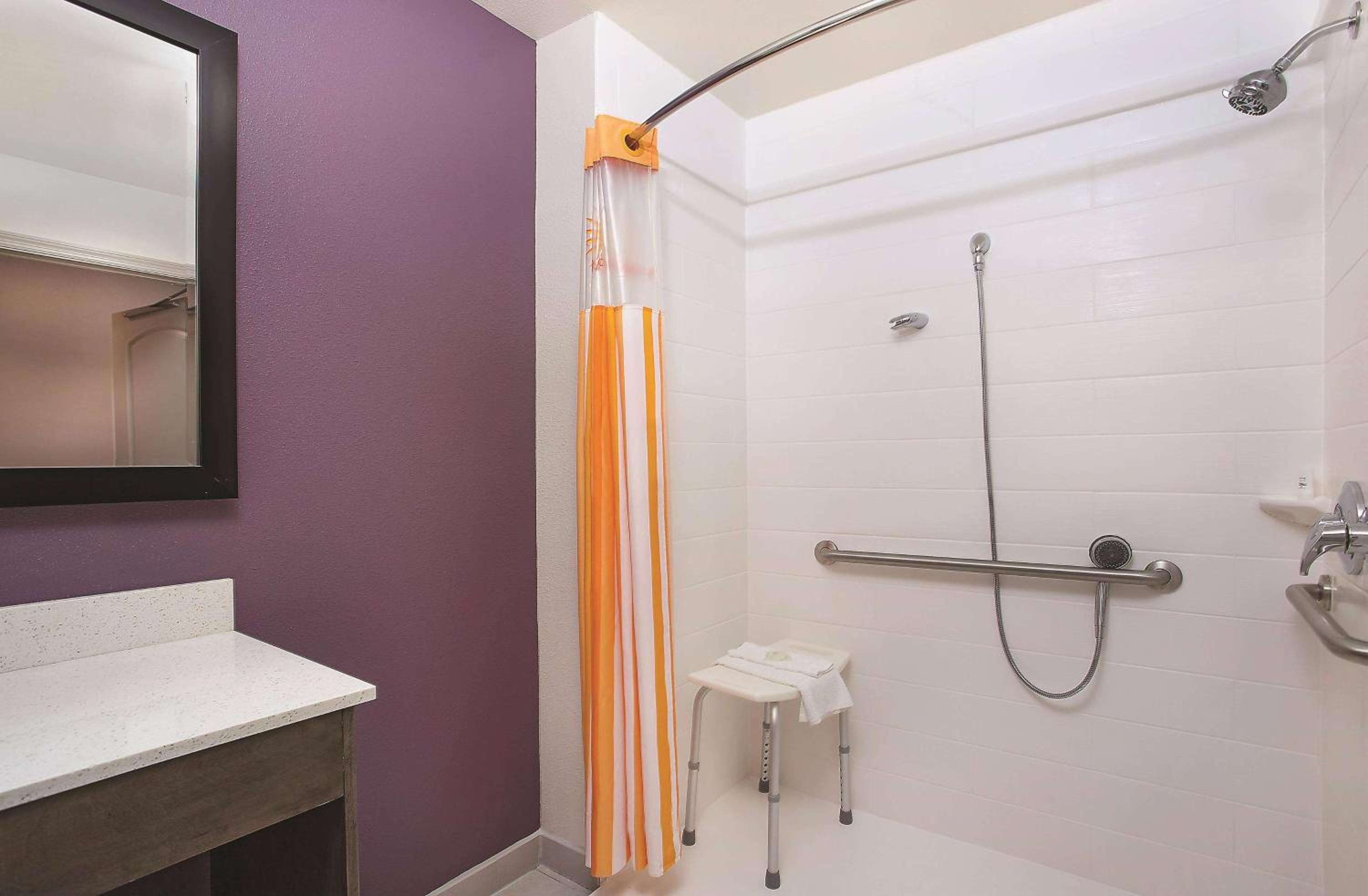 Queen Room with Two Queen Beds - Mobility Access/Non-Smoking photo 2