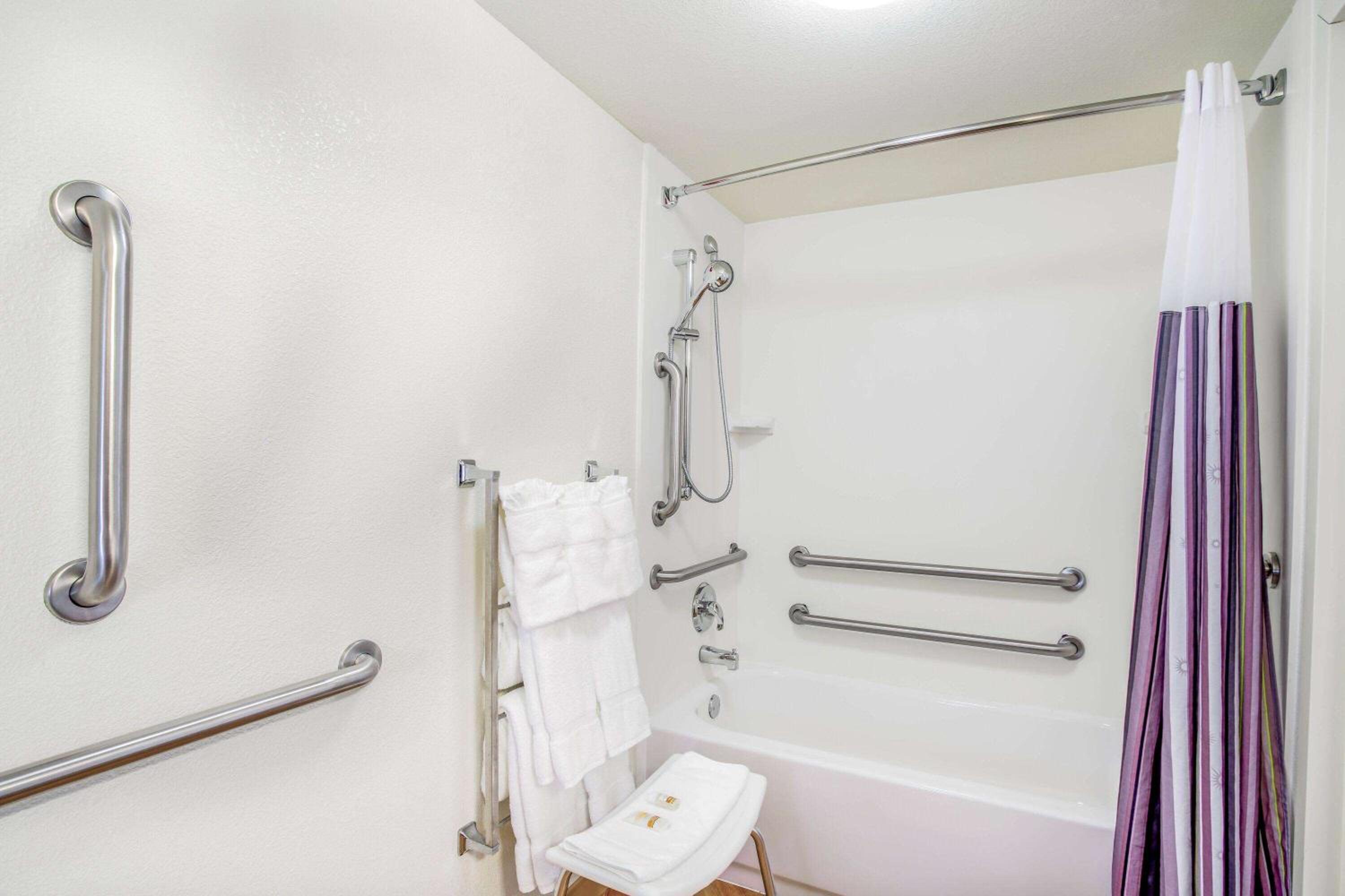 Double Room with Two Double Beds and Mobility/Hearing Impaired Access - Non-Smoking - Photo 7