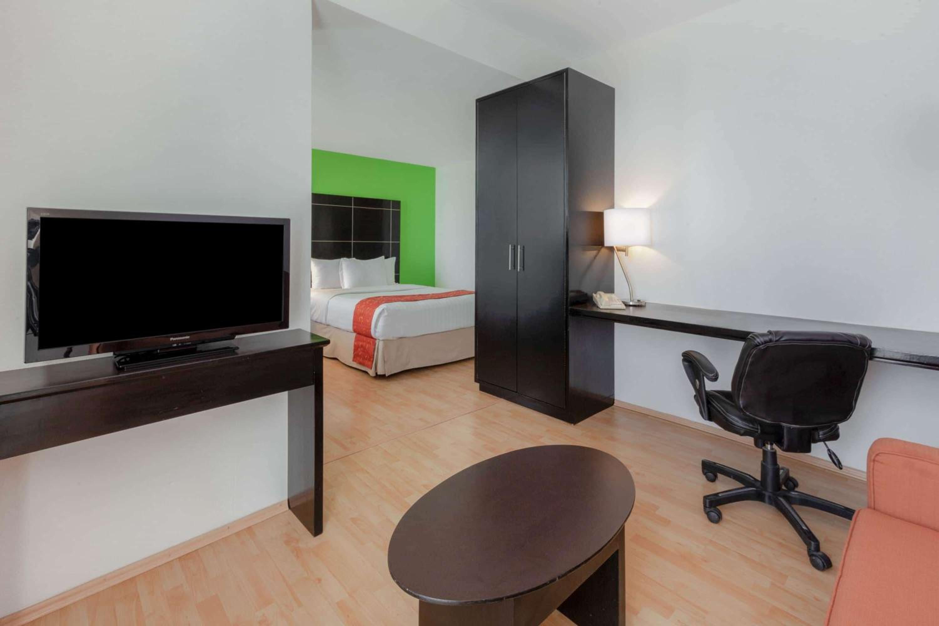 Deluxe King Suite - Non-Smoking - Photo 1