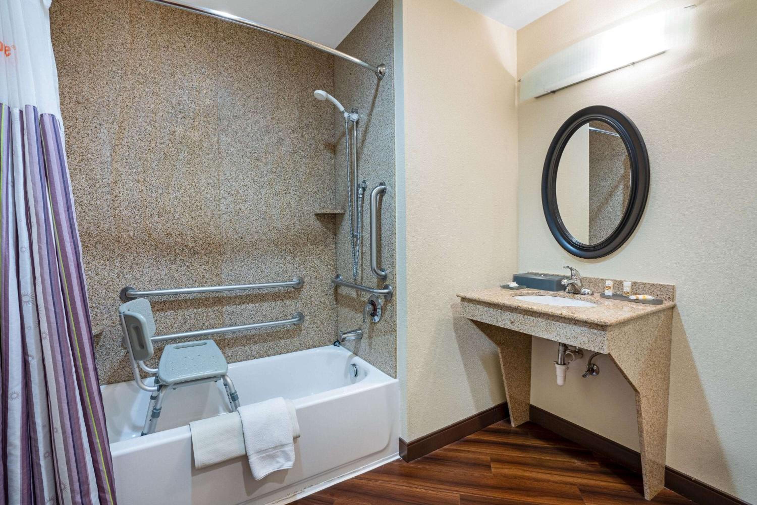 Queen Room With Two Queen beds Room Mobility/Hearing Impaired Access - Non-Smoking - Photo 2