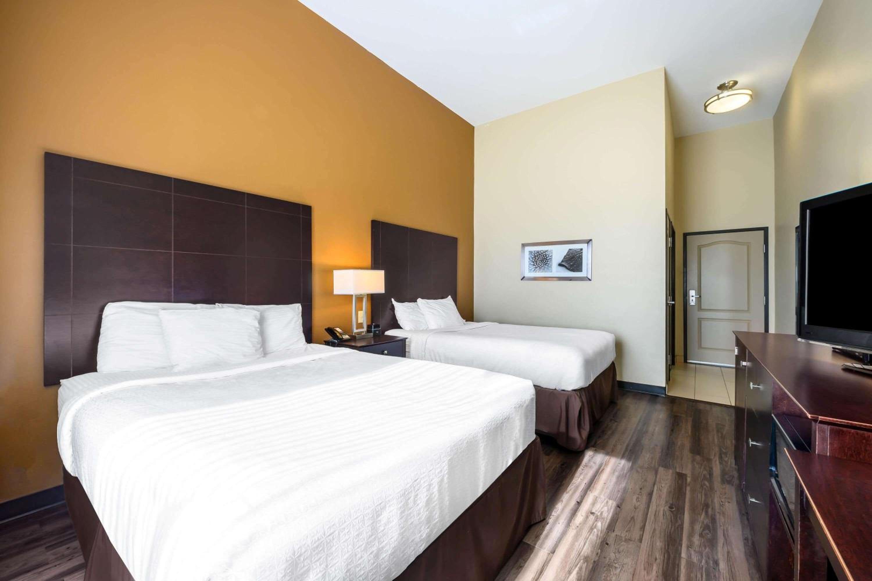 Deluxe Queen Room with Two Queen Beds - Photo 3