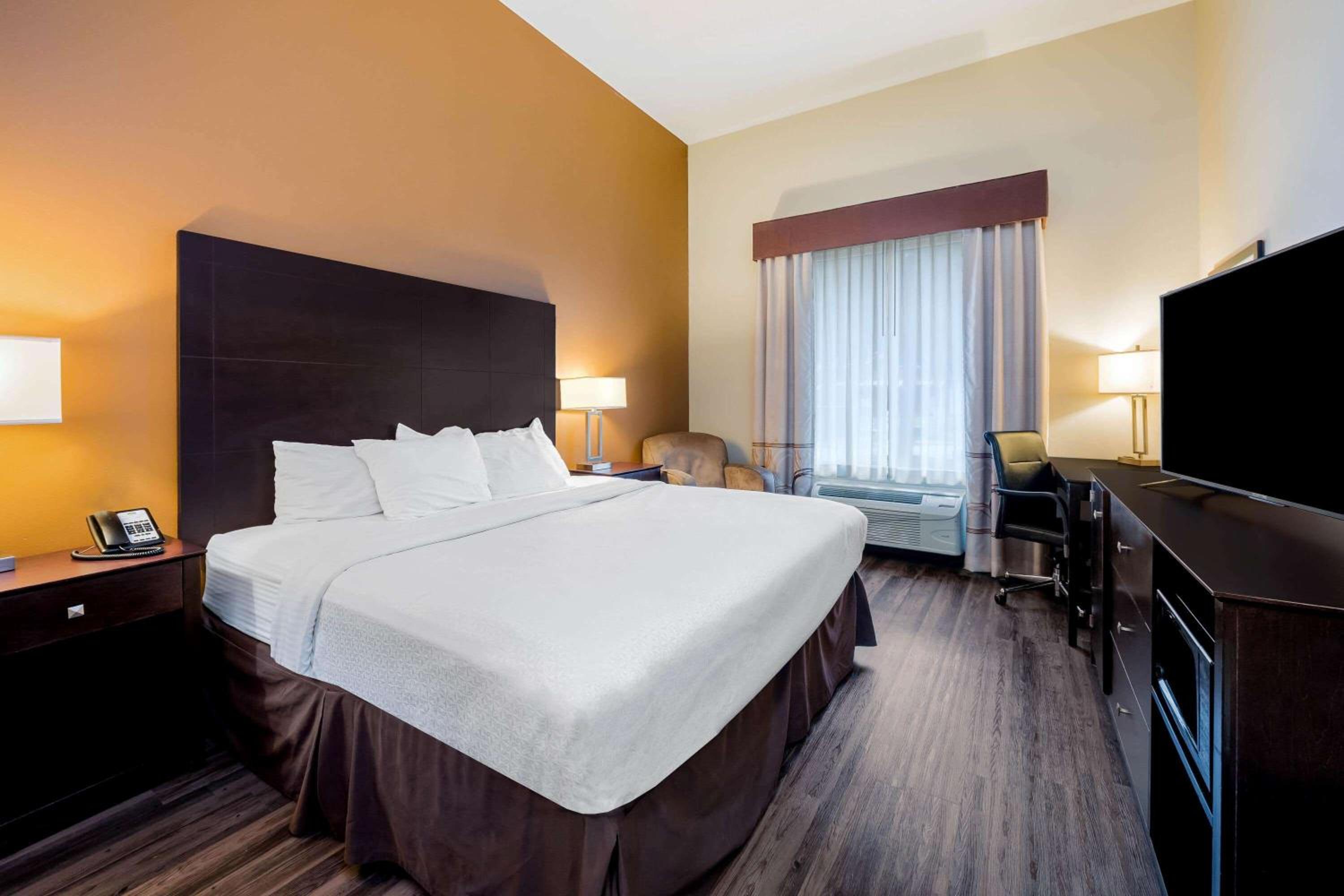 Deluxe King Room - Photo 4