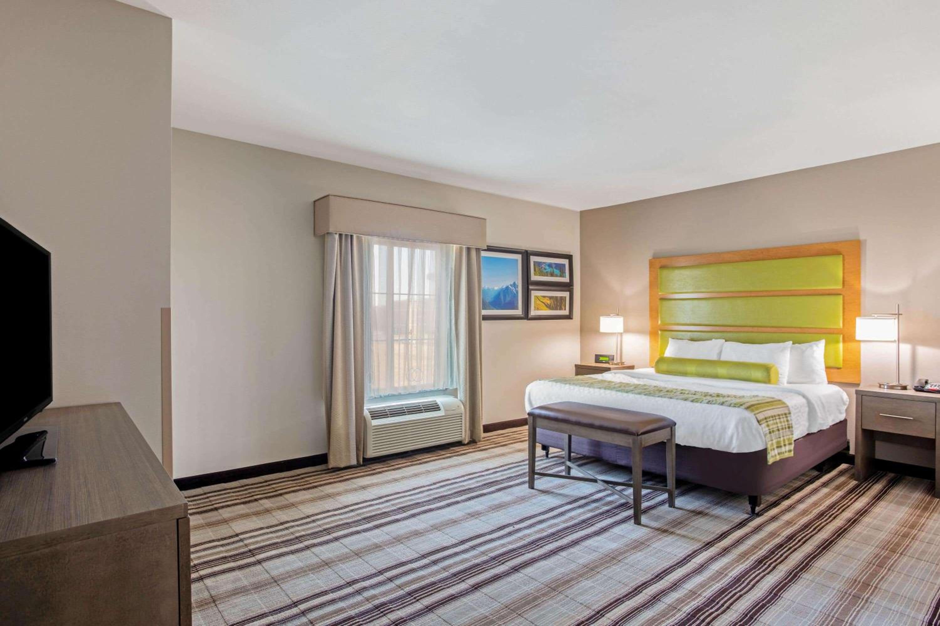 Deluxe Family Suite - Mobility Access