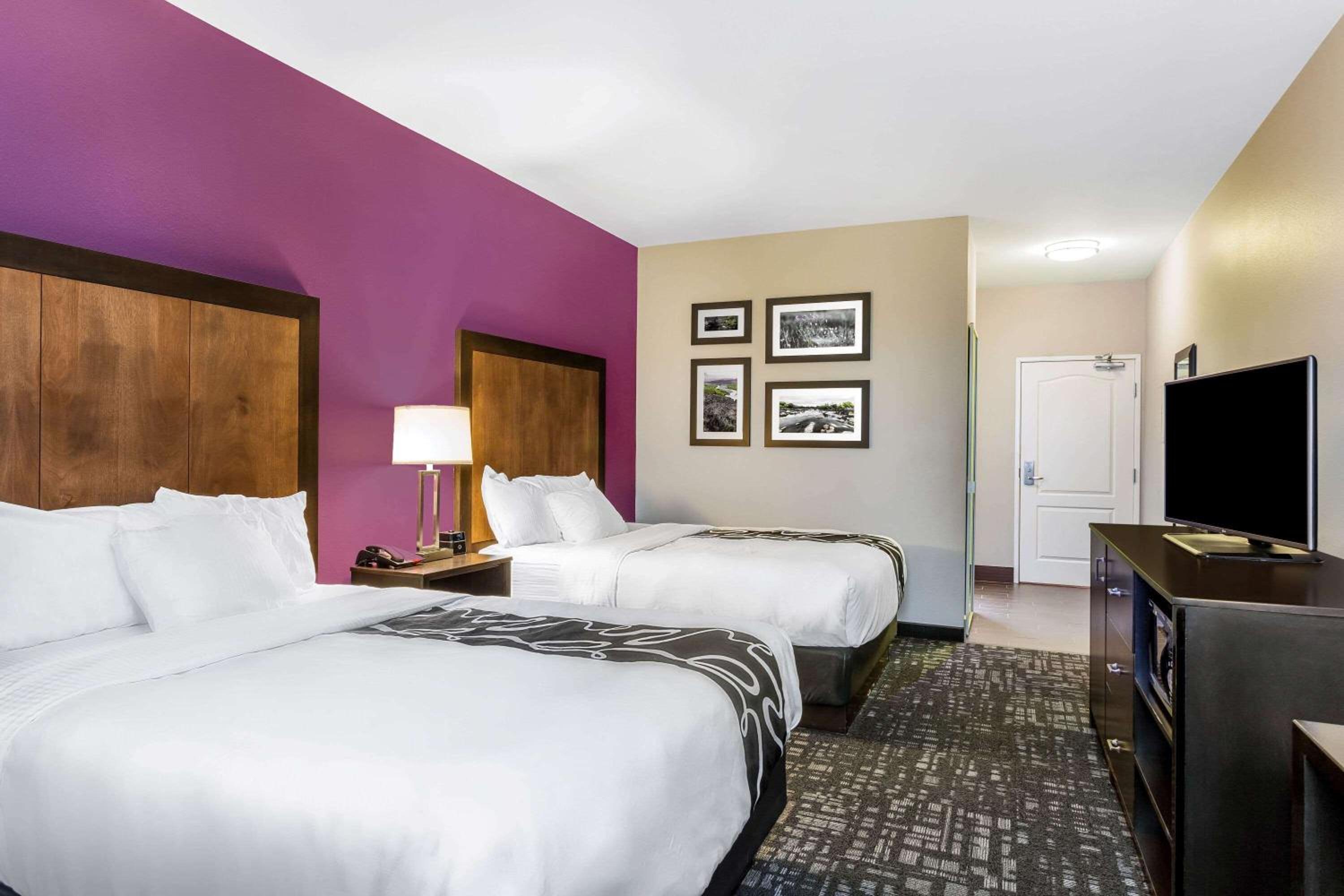 Queen Room with Two Queen Beds - Non-Smoking photo 2