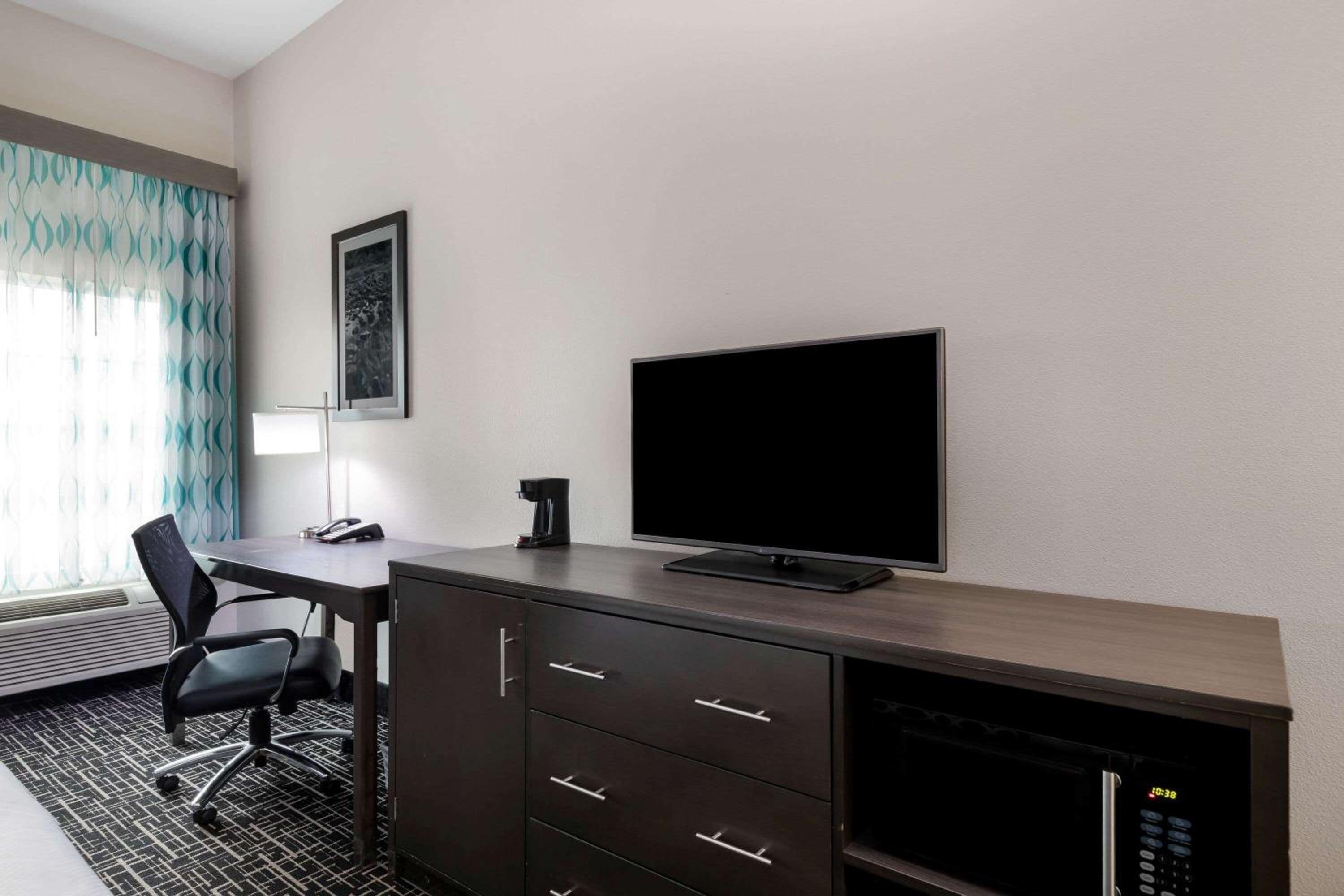 King Suite - Non-Smoking photo 1