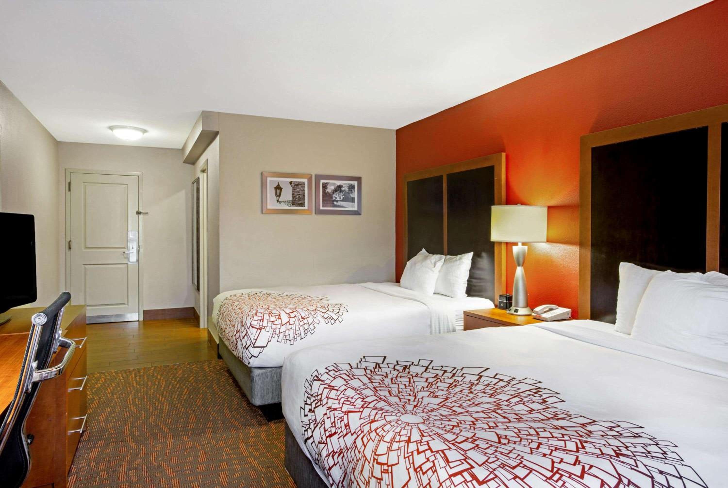 Queen Room with Two Queen Beds - Non-Smoking photo 2