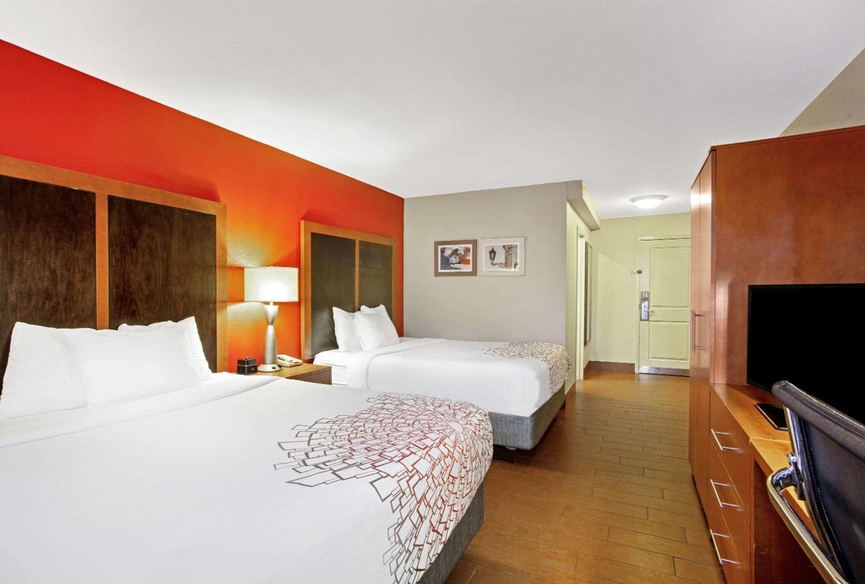 Queen Room with Two Queen Beds - Non-Smoking photo 3