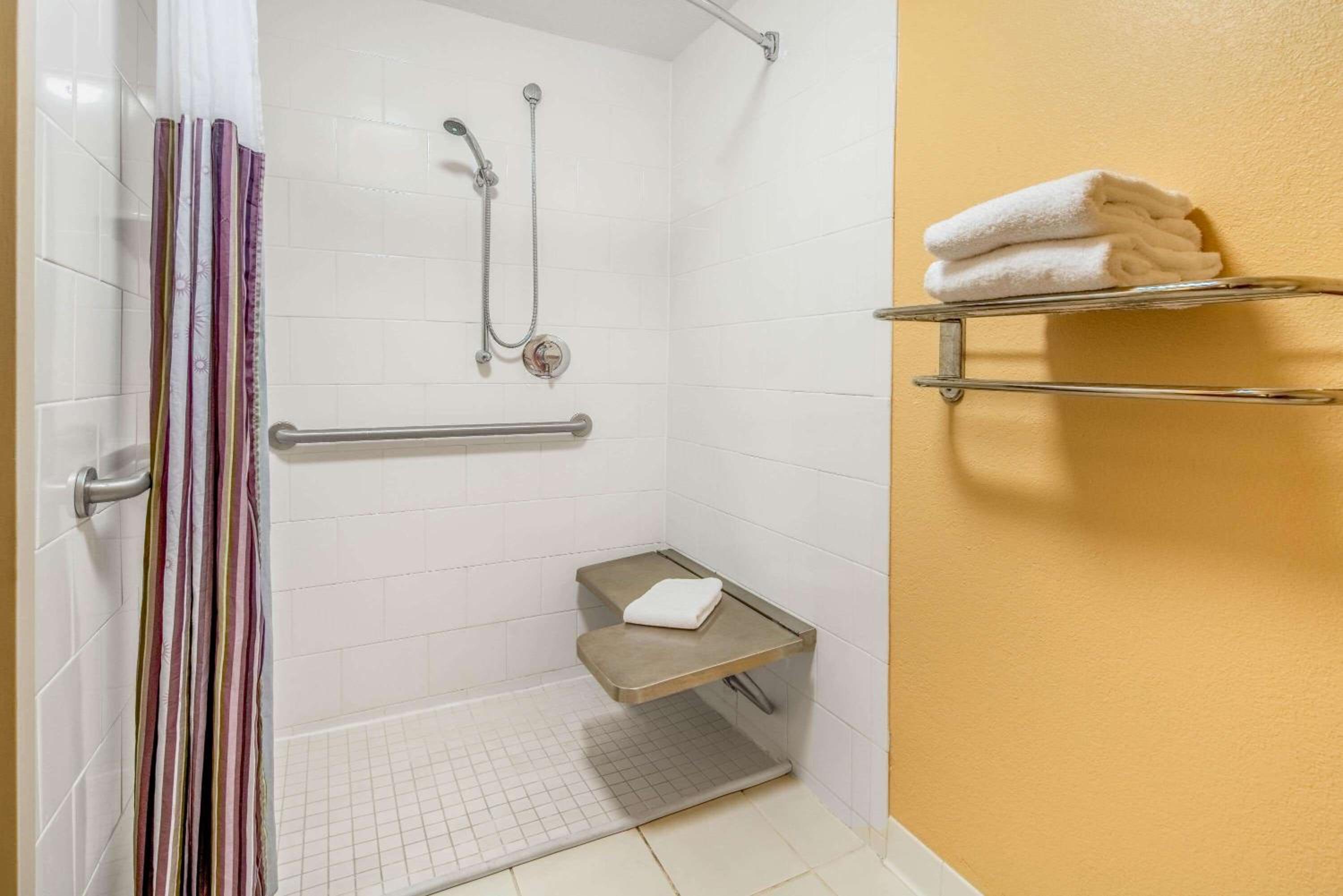 King Room with Mobility/Hearing Impaired Access - Non-Smoking - Photo 2