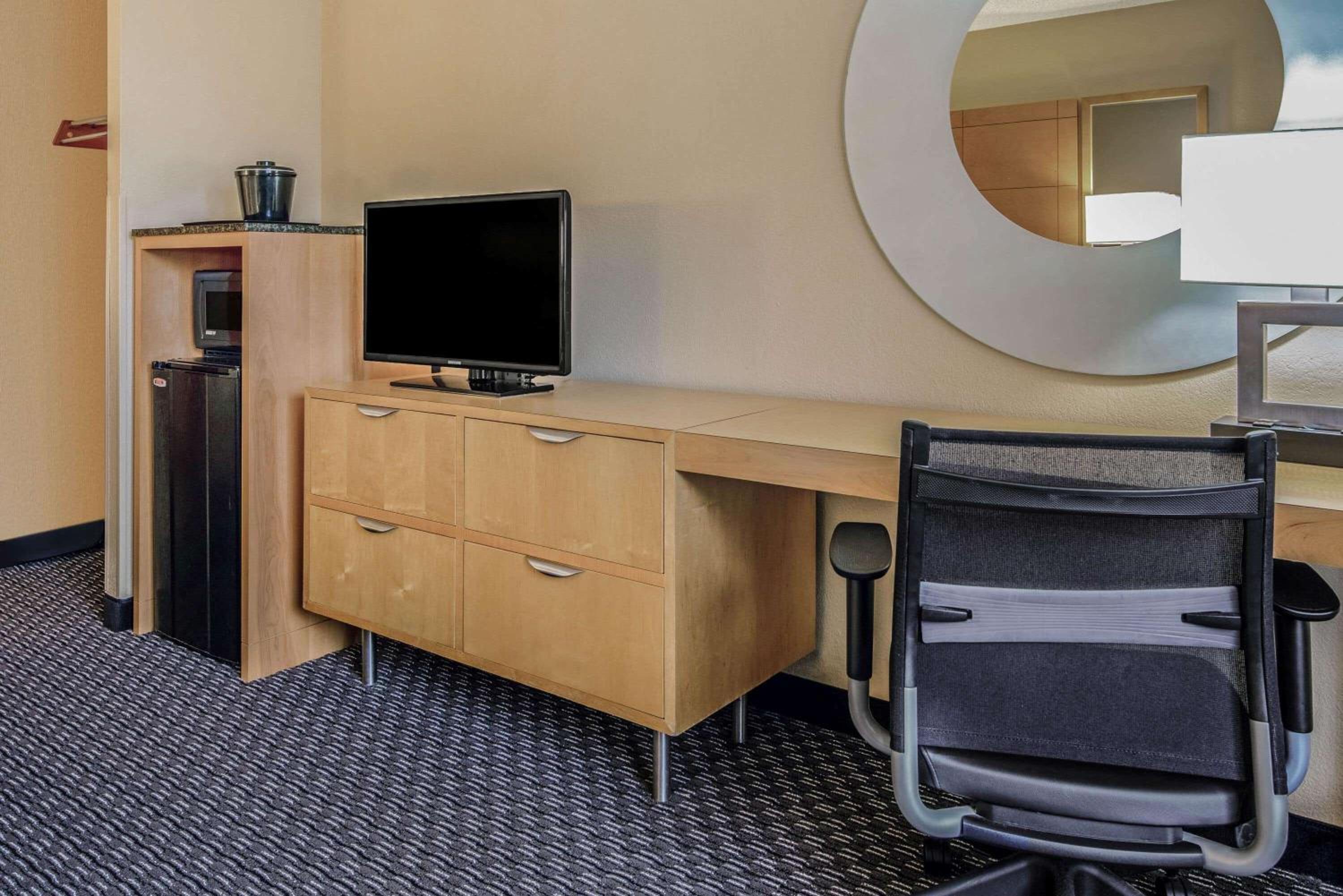 King Room - Non-Smoking - Photo 3