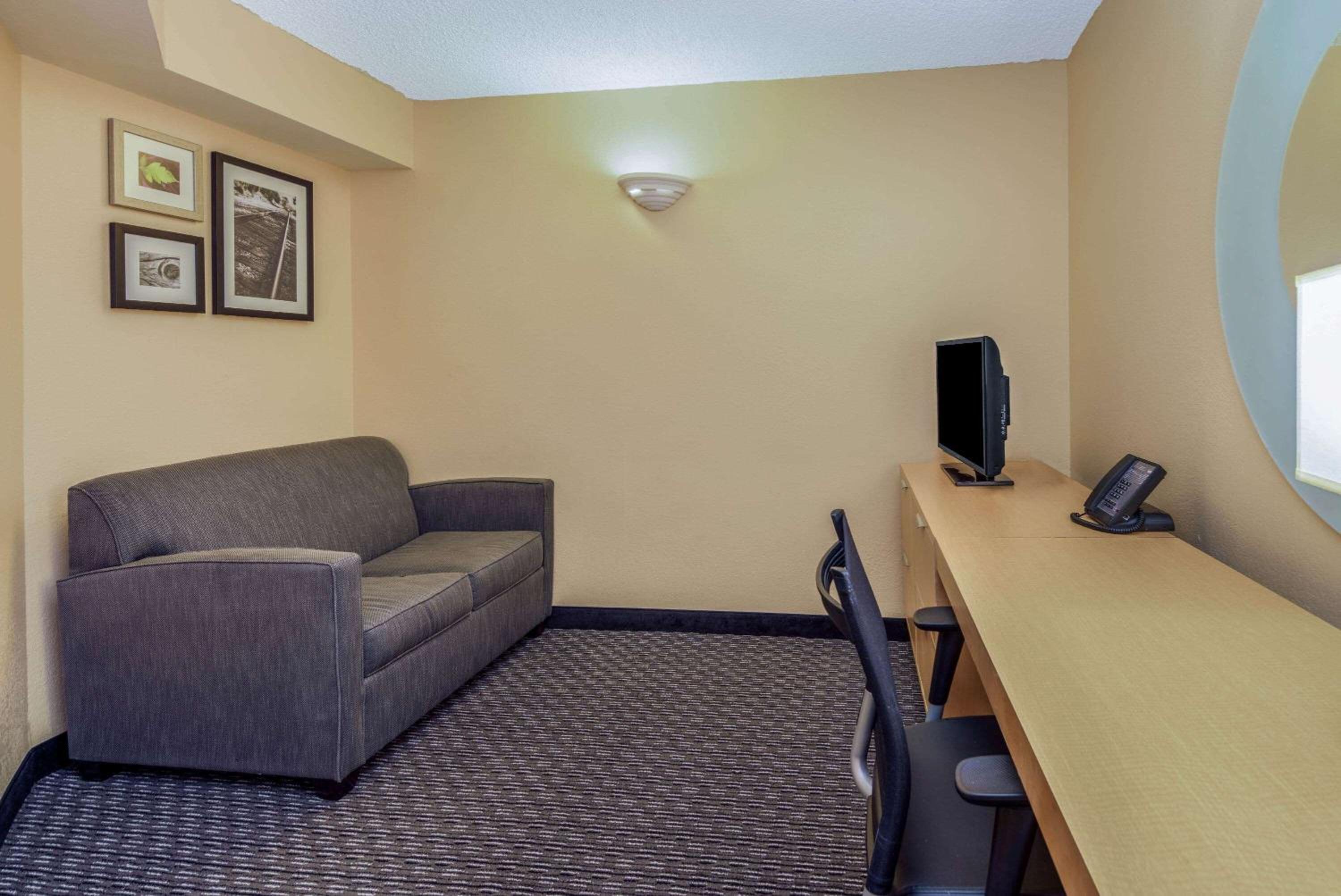 Deluxe Suite with Two Double Beds - Non-Smoking - Photo 3