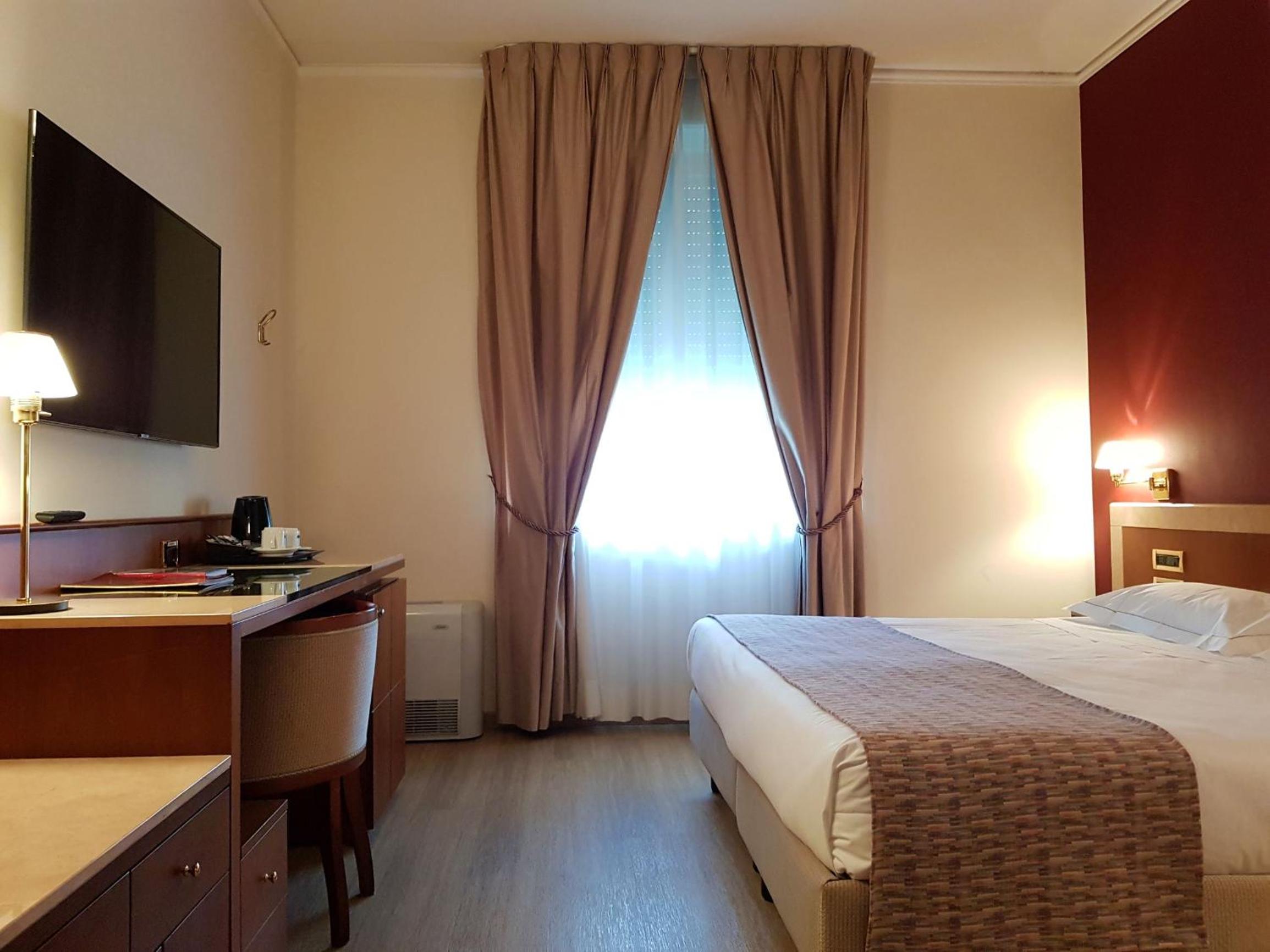 Deluxe Double or Twin Room - Photo 13