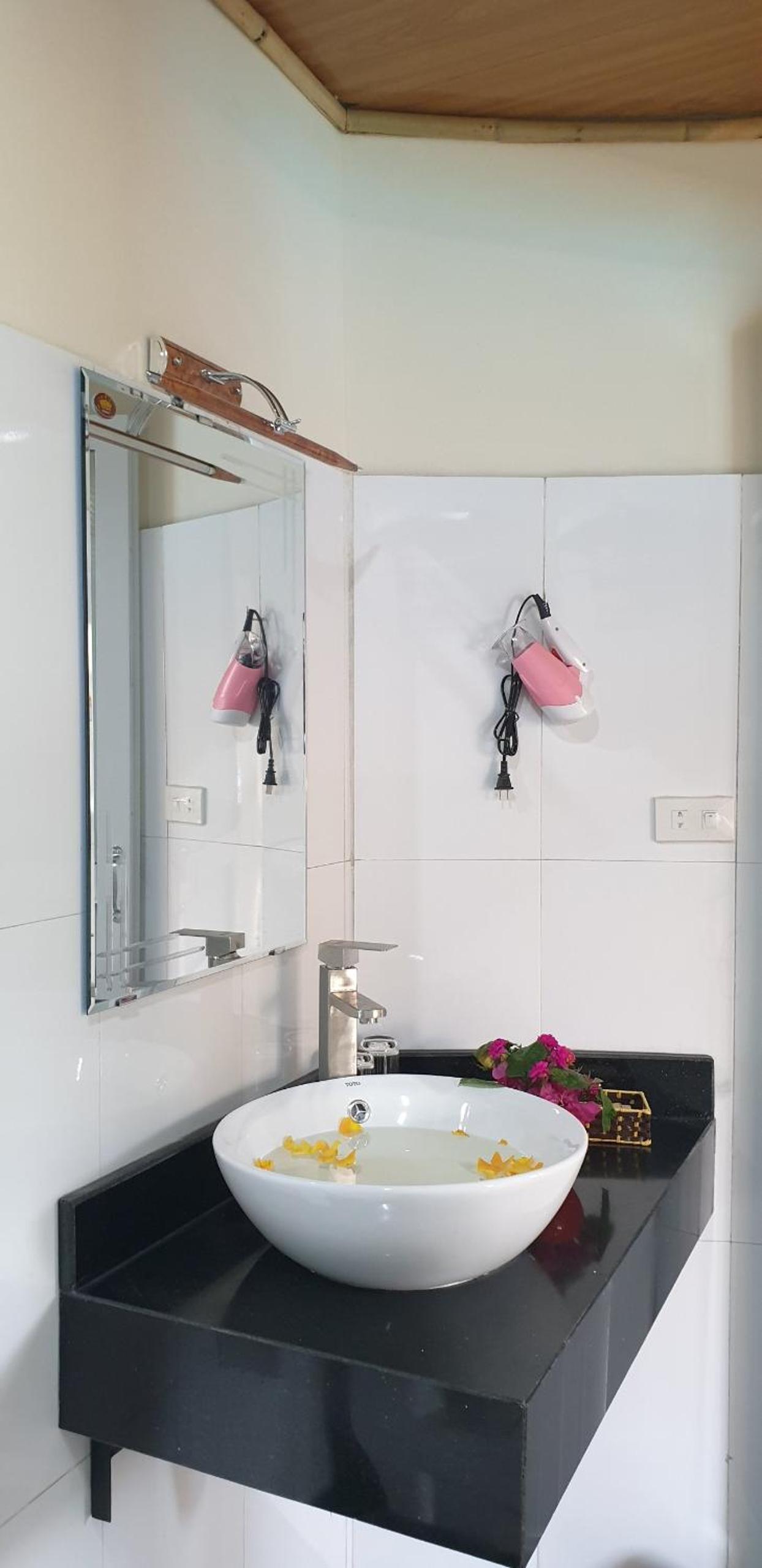 Queen Room with Pool View - Photo 10