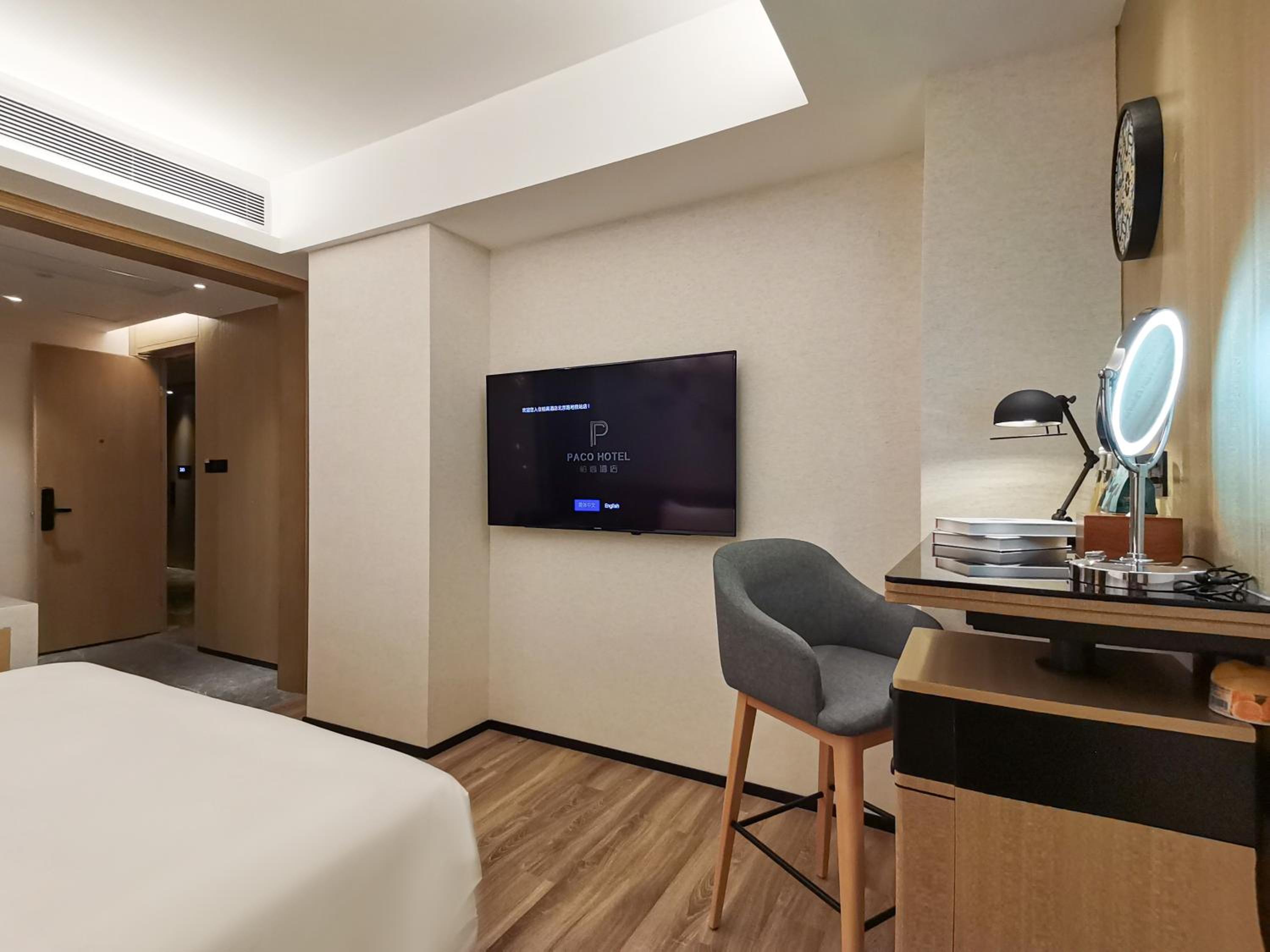 Deluxe King Room - Photo 2