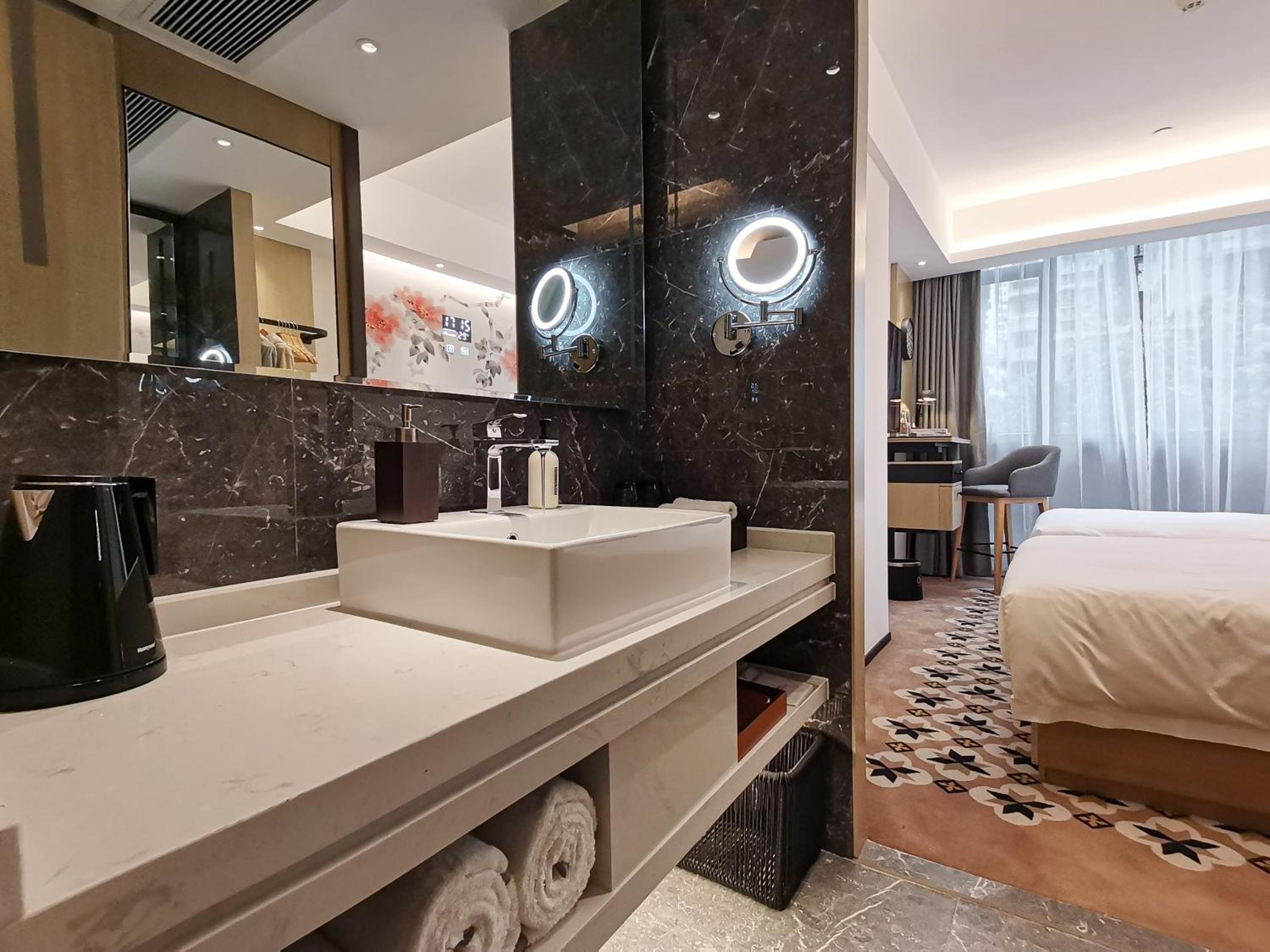 Deluxe King Room - Photo 4