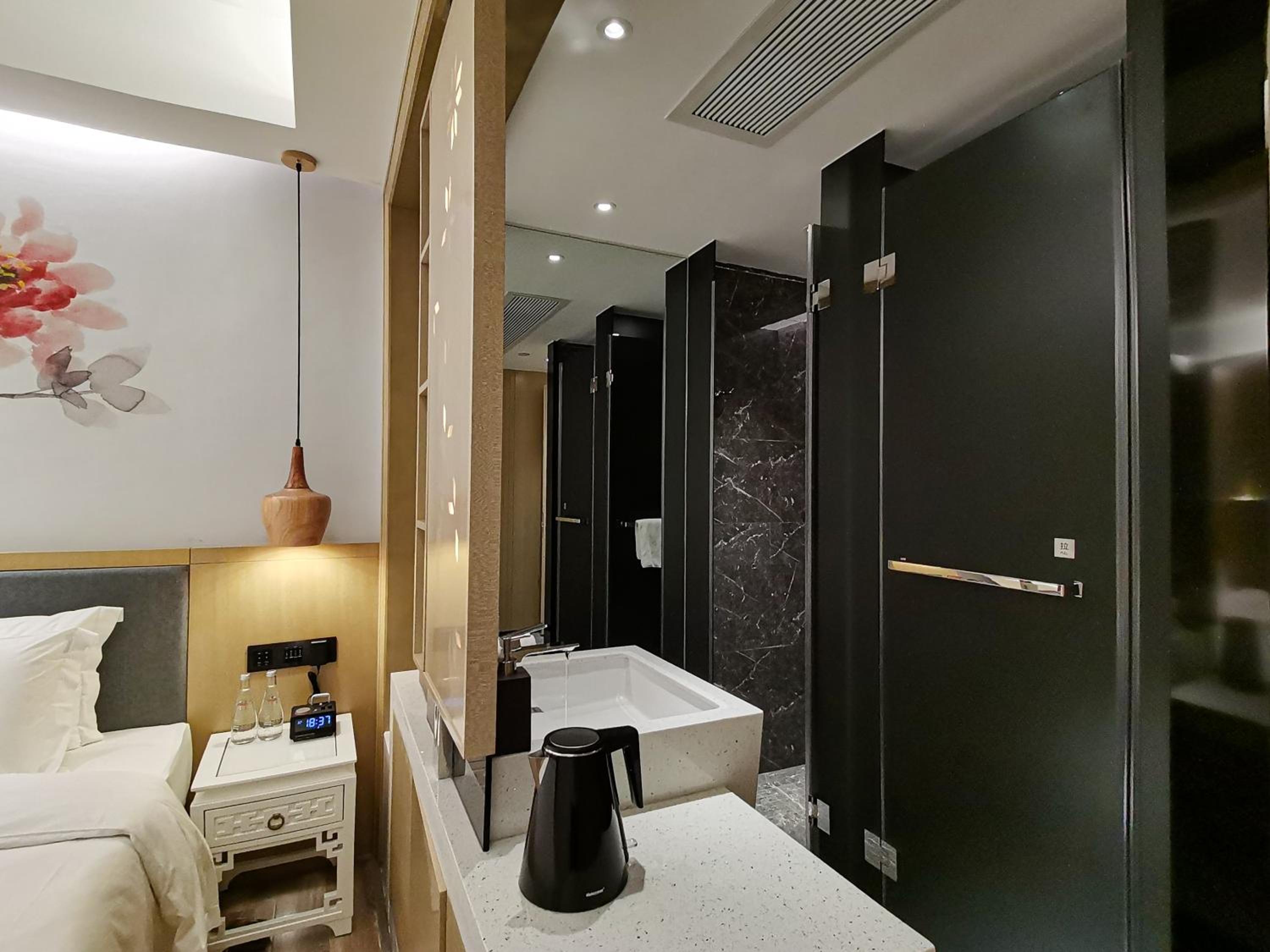 Deluxe King Room - Photo 10