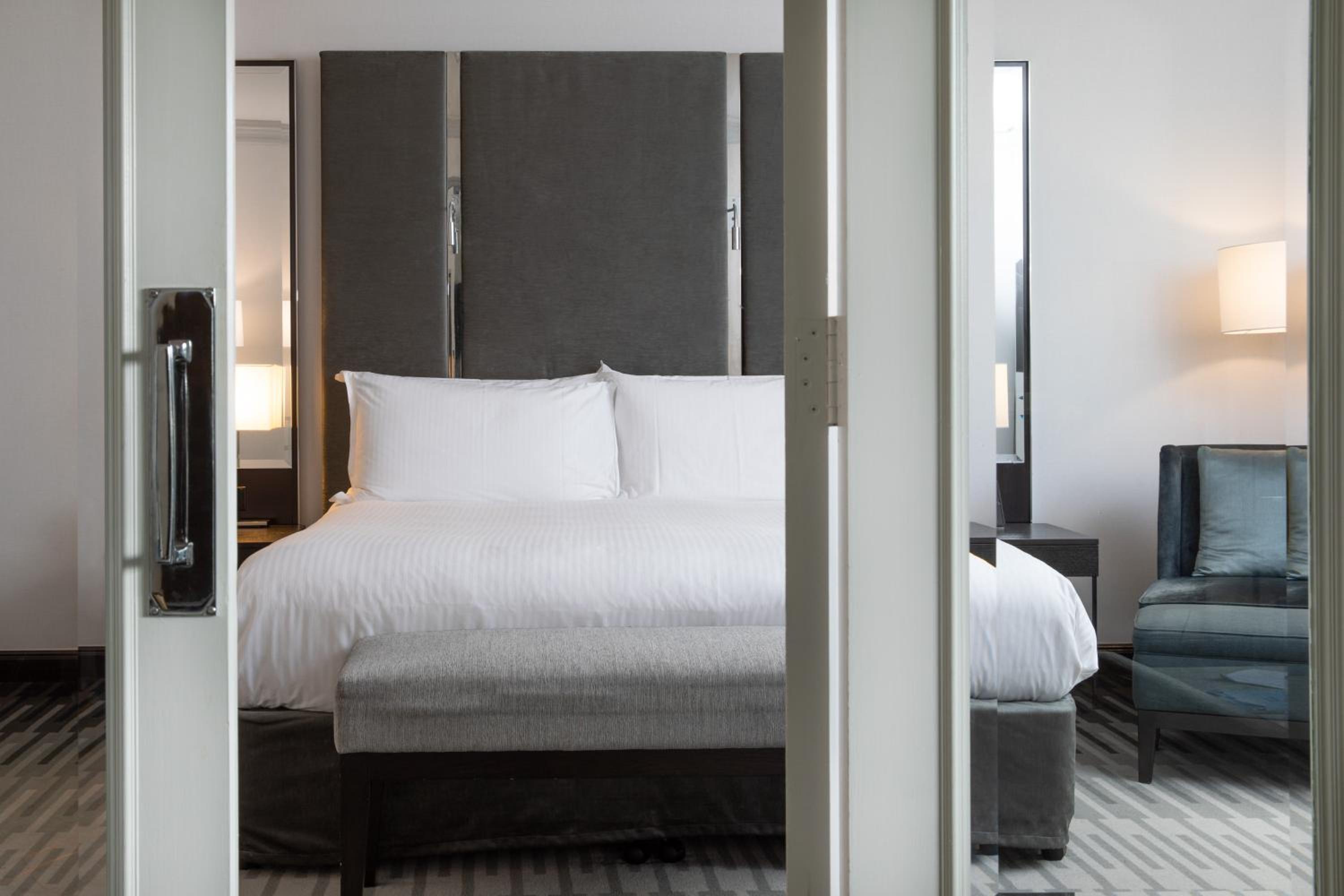 One-Bedroom King Suite with Courtyard View