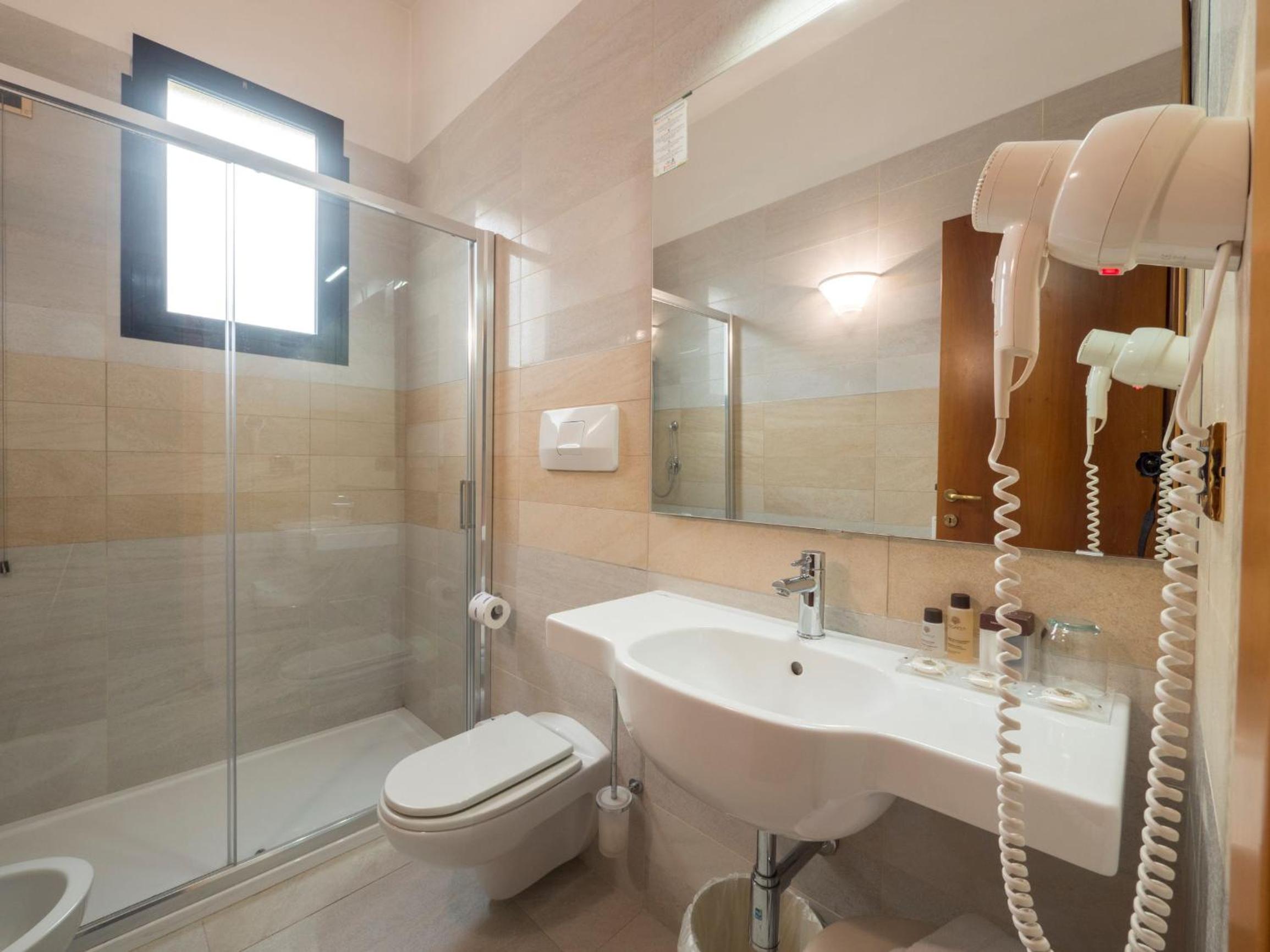 Standard Triple Room - Photo 8