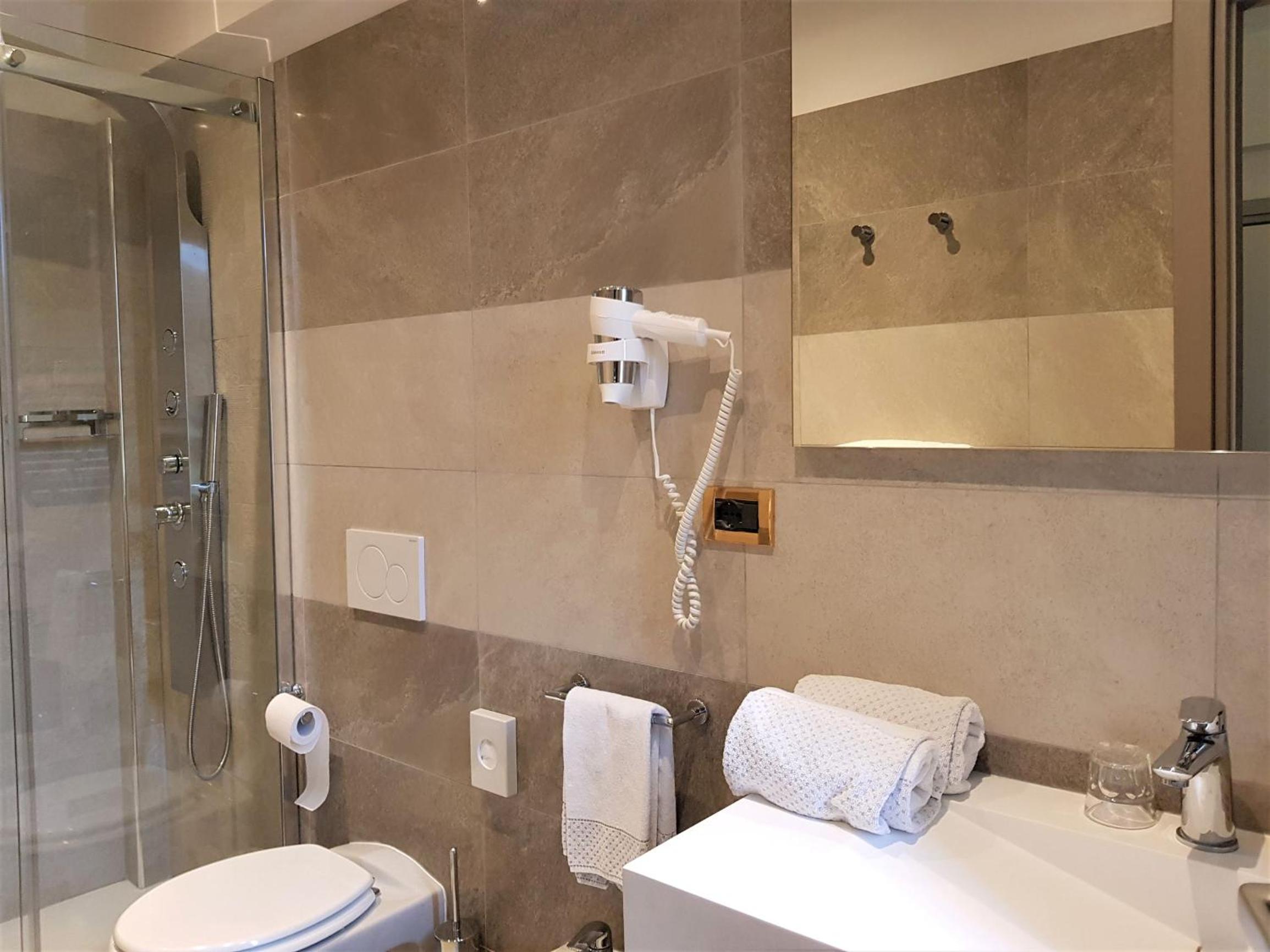 Suite - Photo 3