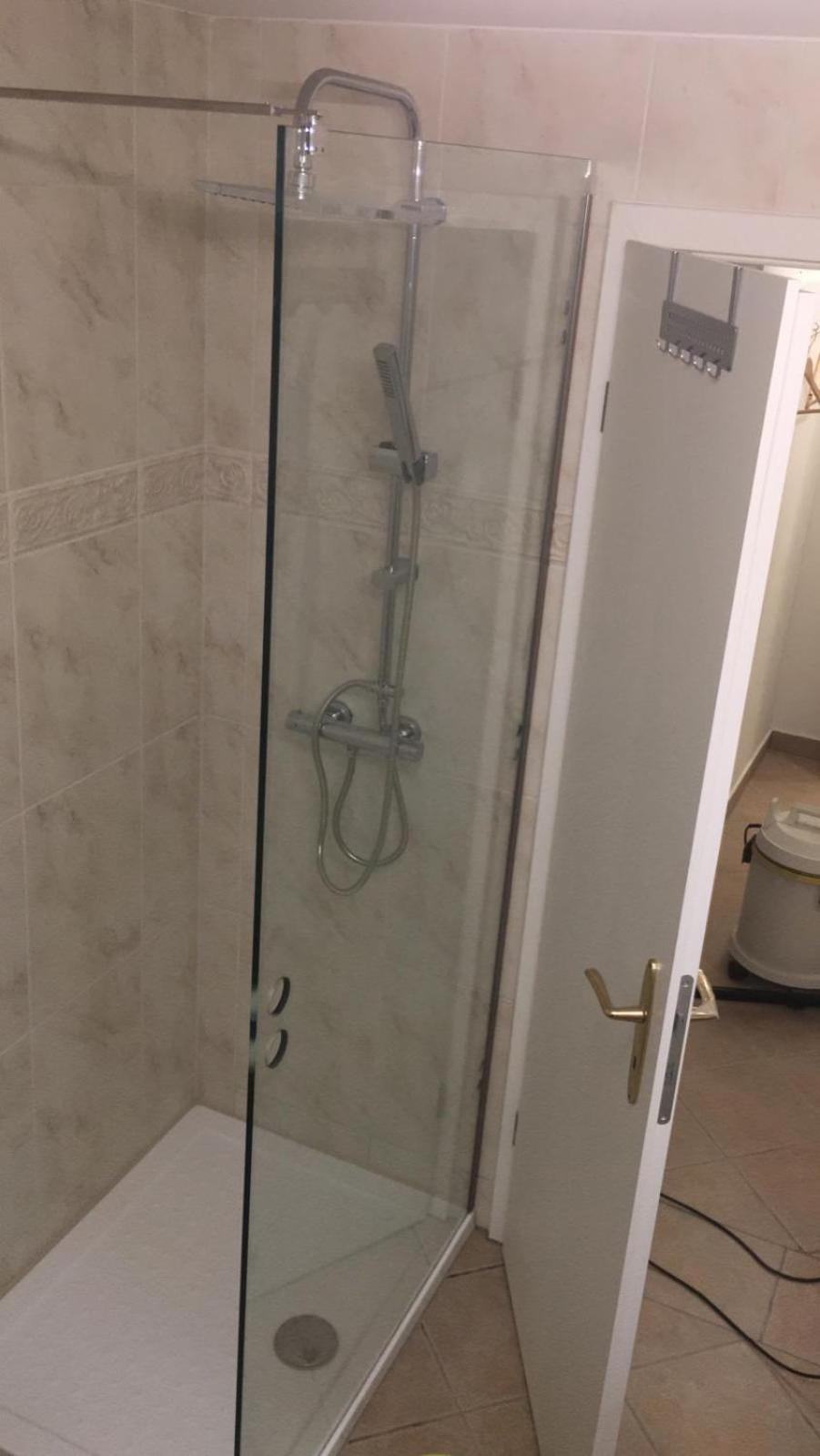 Twin Room with Private Bathroom photo 2