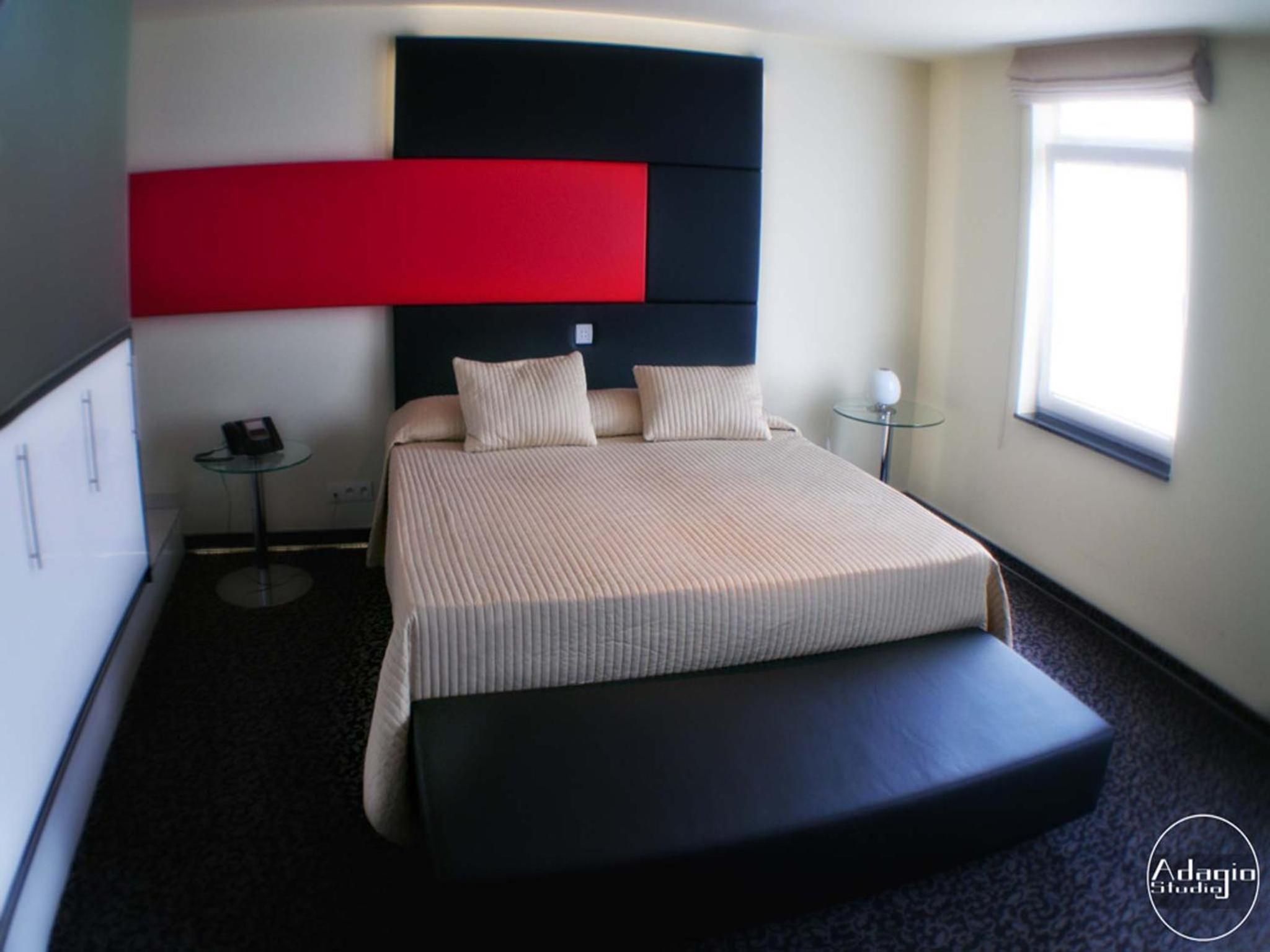 One-Bedroom Apartment - Photo 2