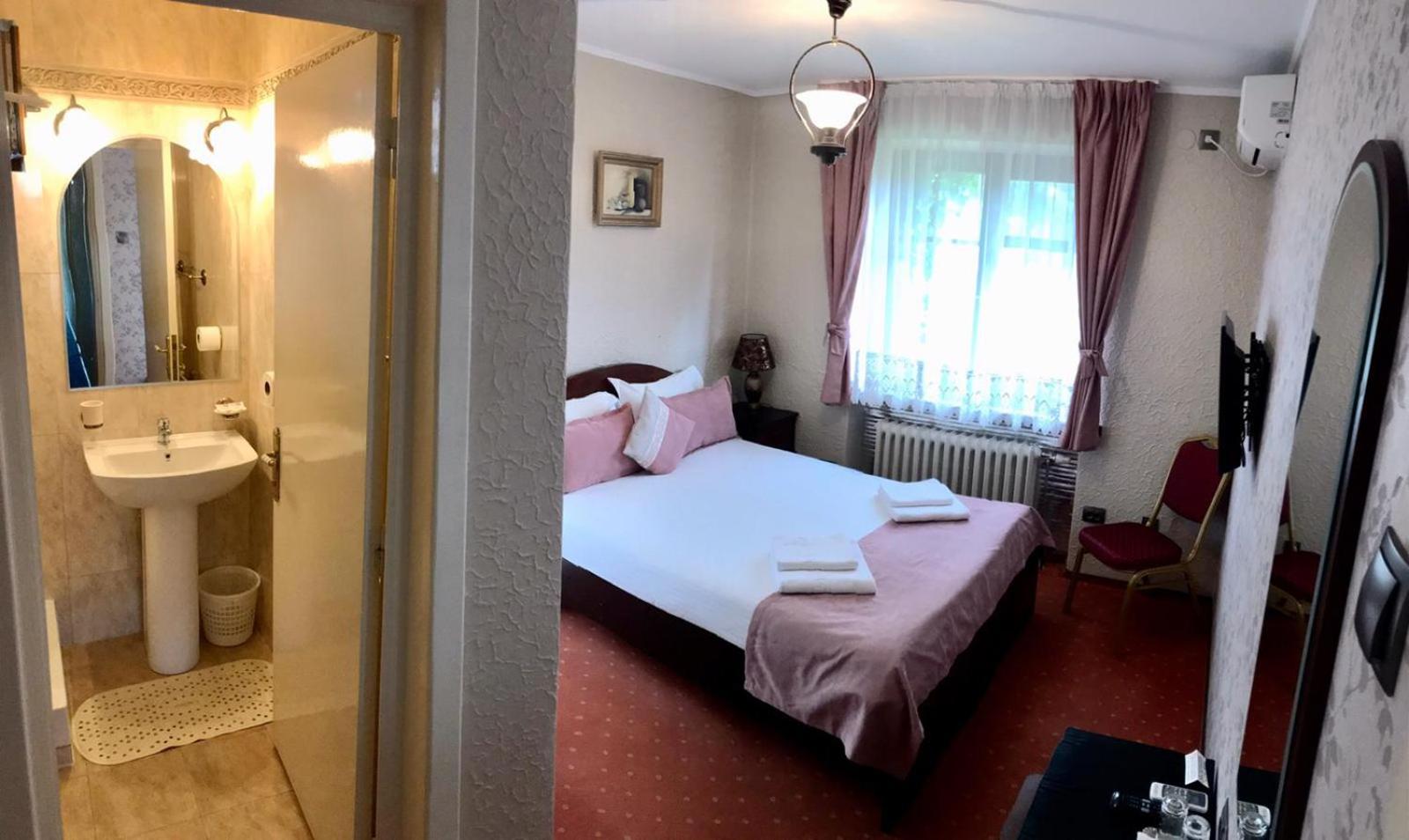 Double Room - Photo 5