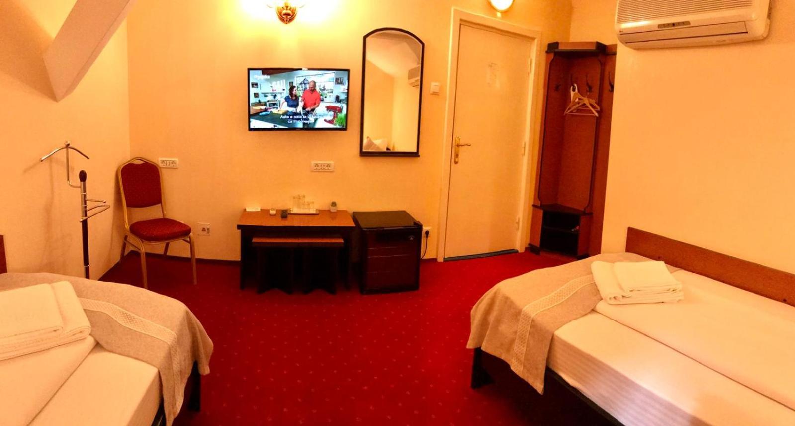 Twin Room - Photo 11
