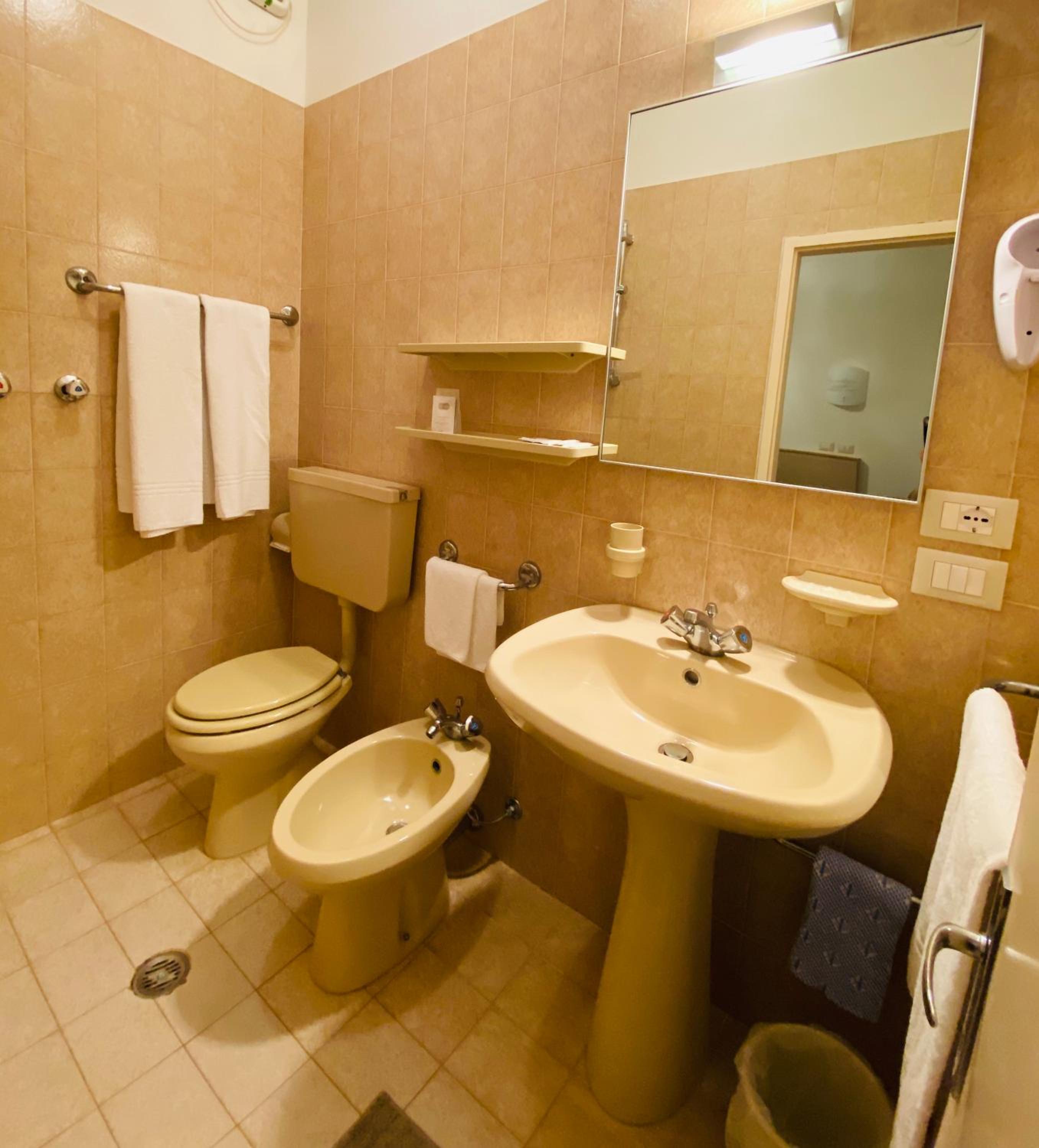 Double Room - Photo 5