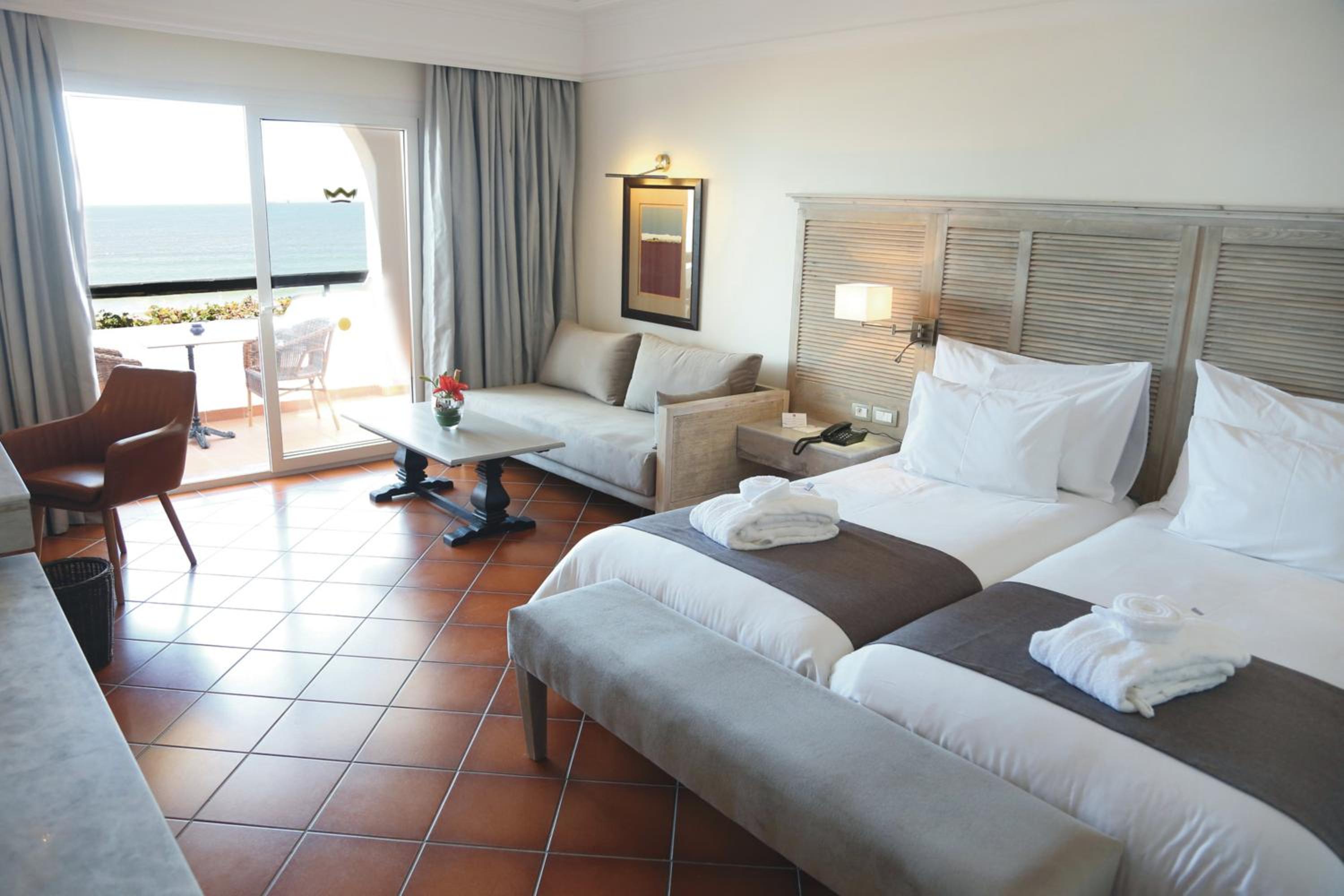 Double Room with Side Sea View - Photo 2