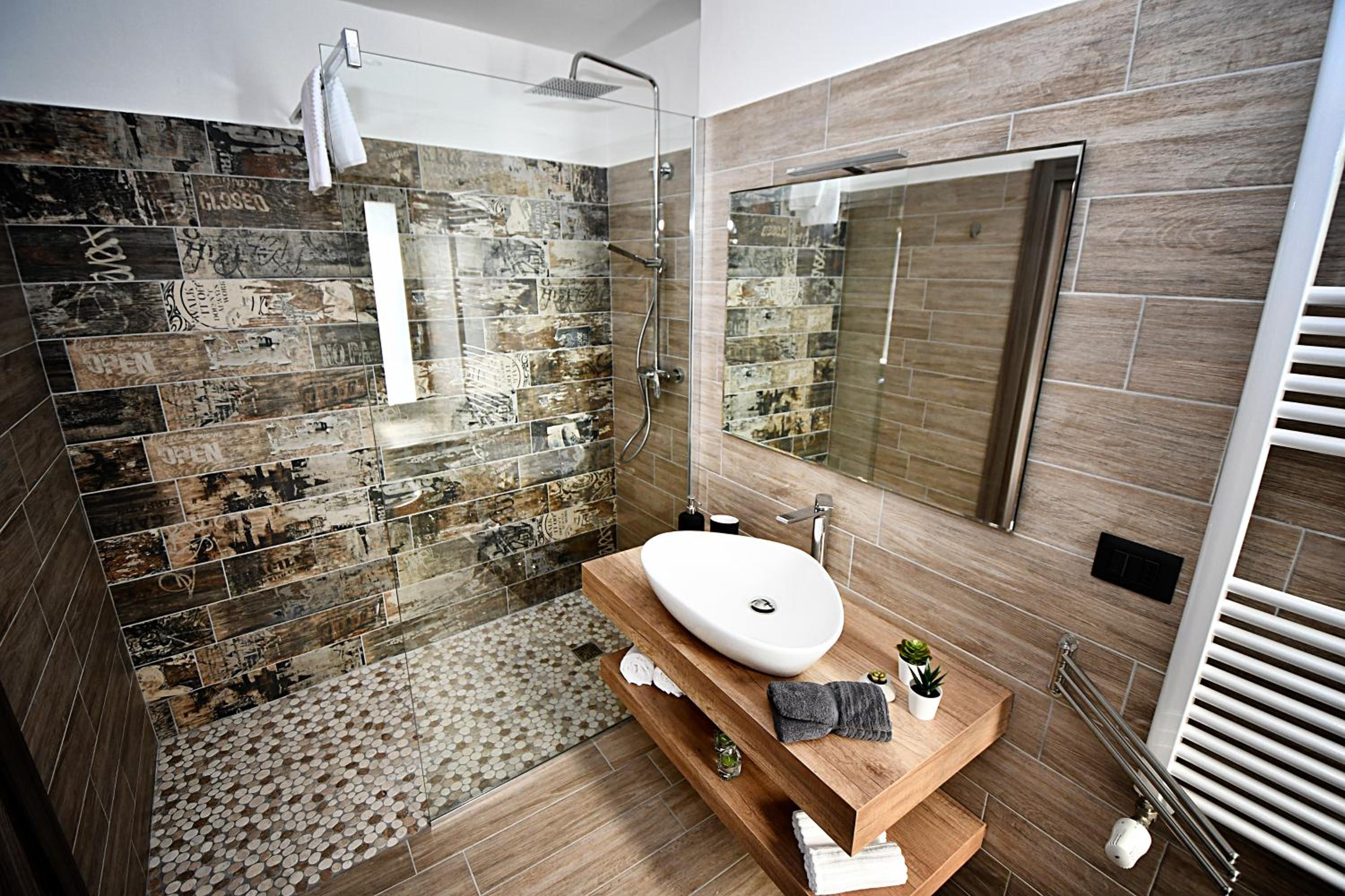 Deluxe Double Room with Balcony - Photo 8