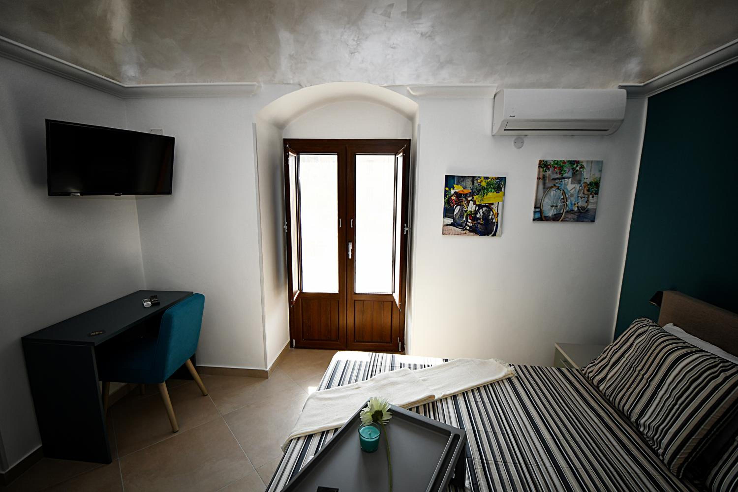 Deluxe Double Room with Balcony - Photo 7