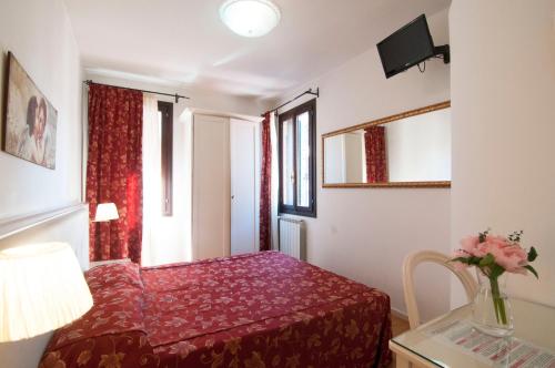 Standard Double or Twin Room photo 3