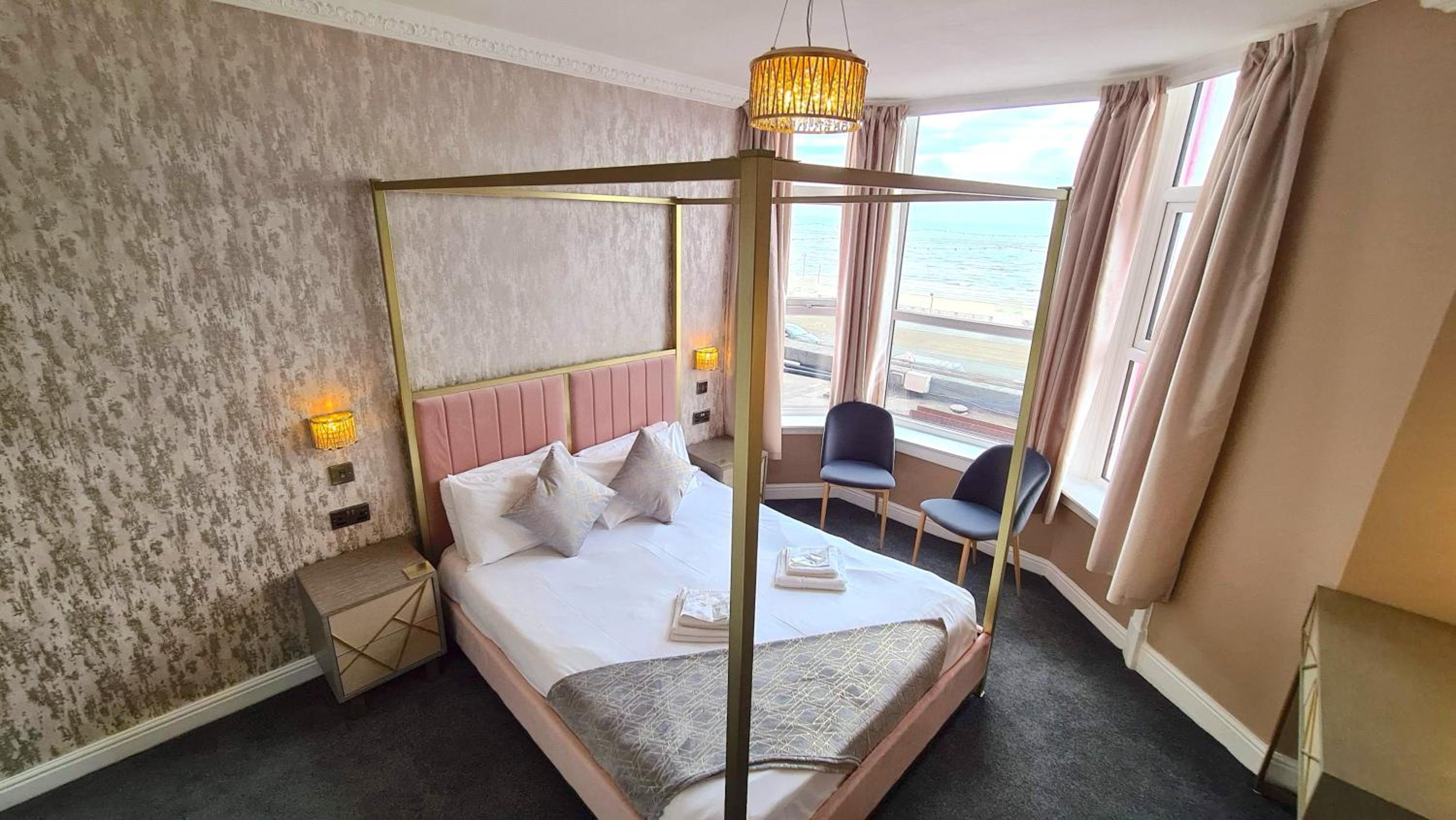 Double Room with Four Poster Bed - Photo 3