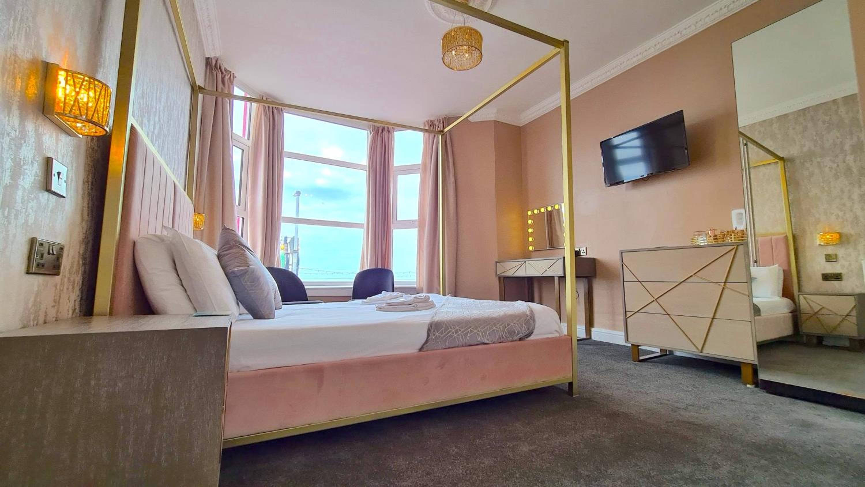 Double Room with Four Poster Bed - Photo 1