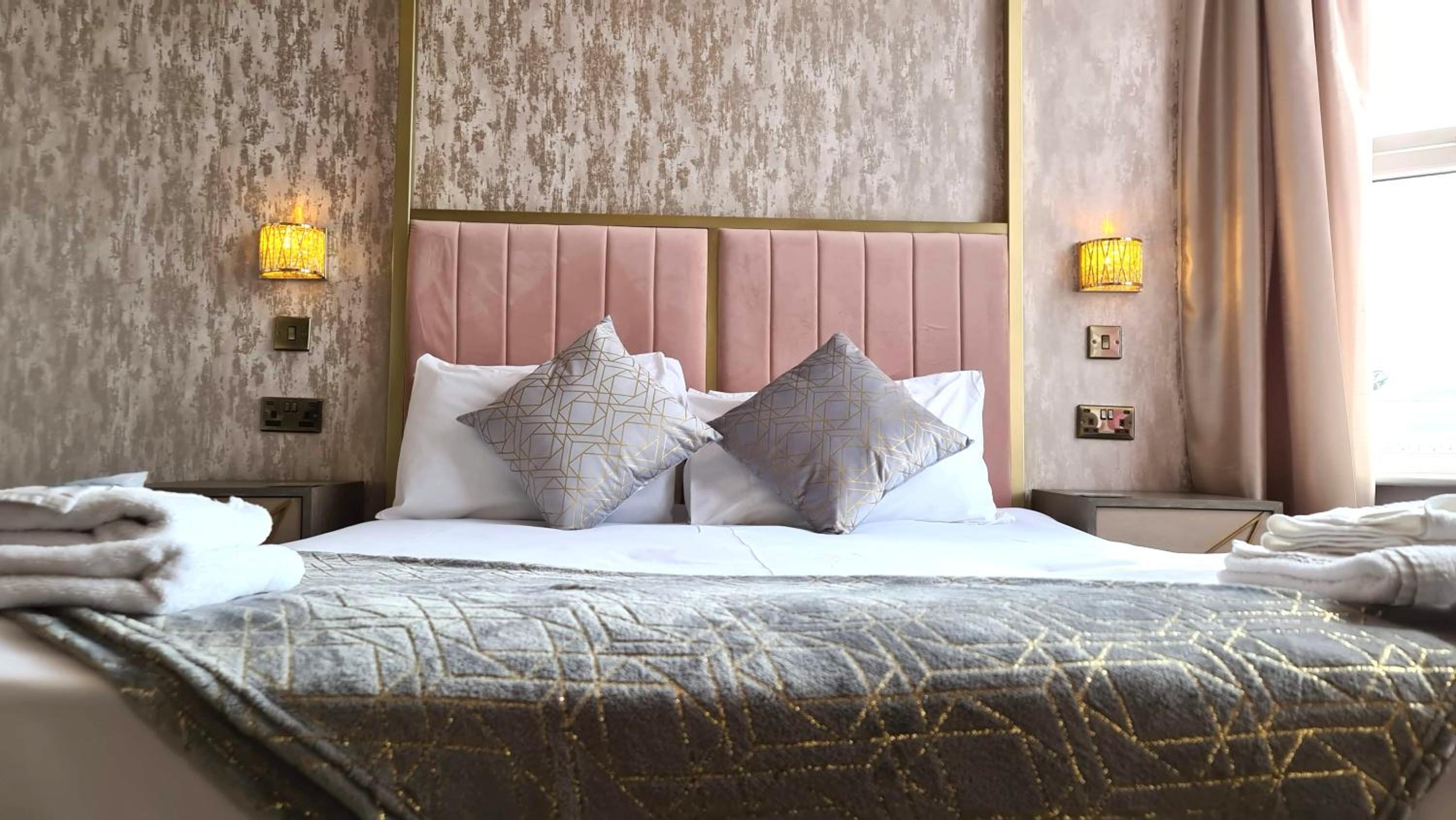 Double Room with Four Poster Bed - Photo 4