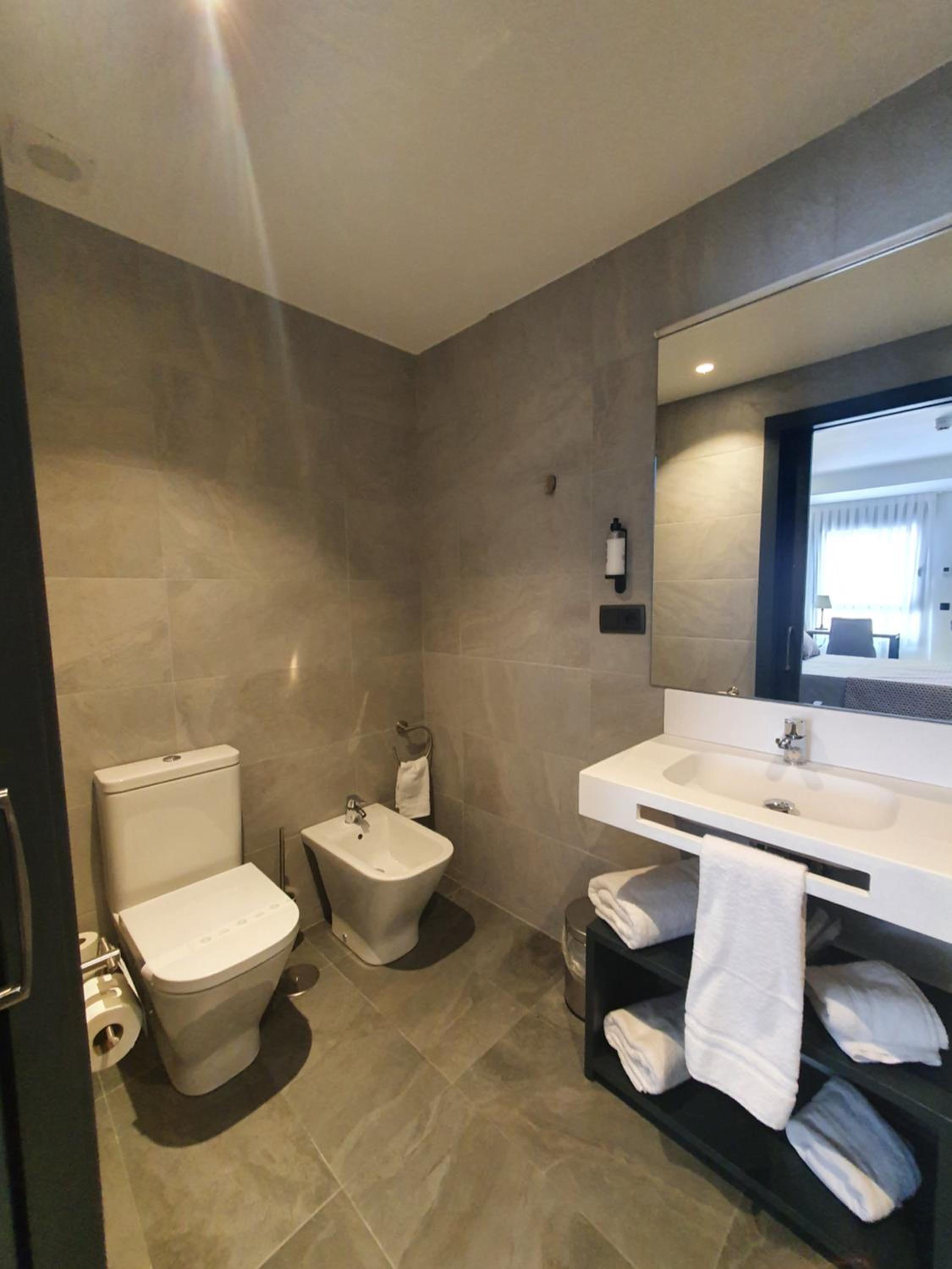 Large Double or Twin Room - Photo 8