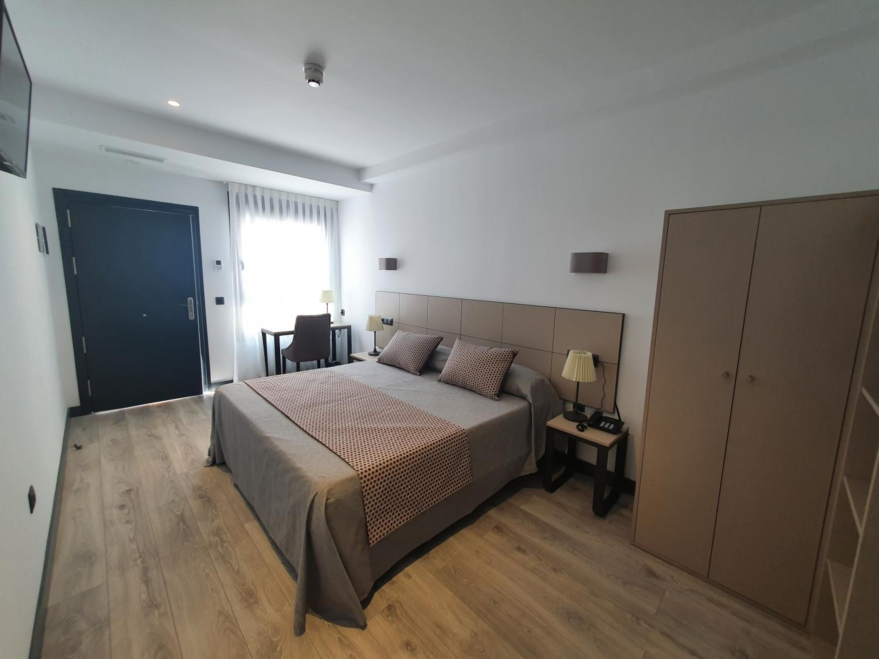 Large Double or Twin Room - Photo 4