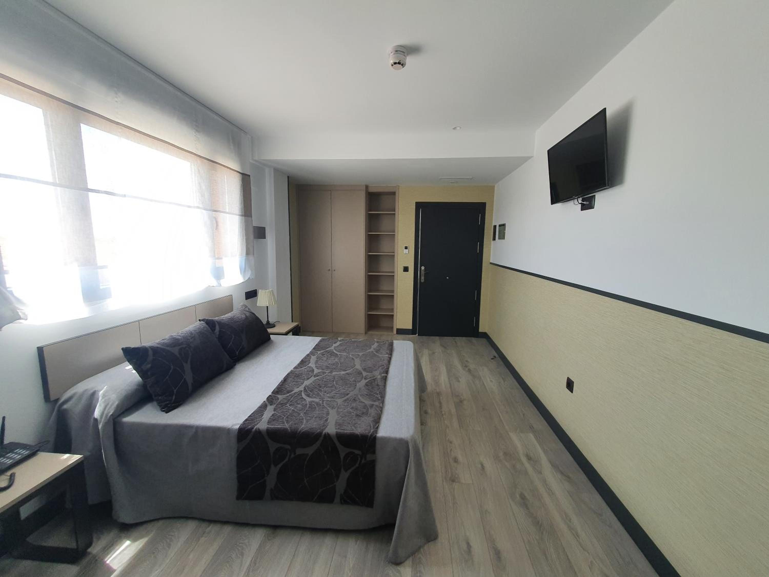 Large Double or Twin Room - Photo 5