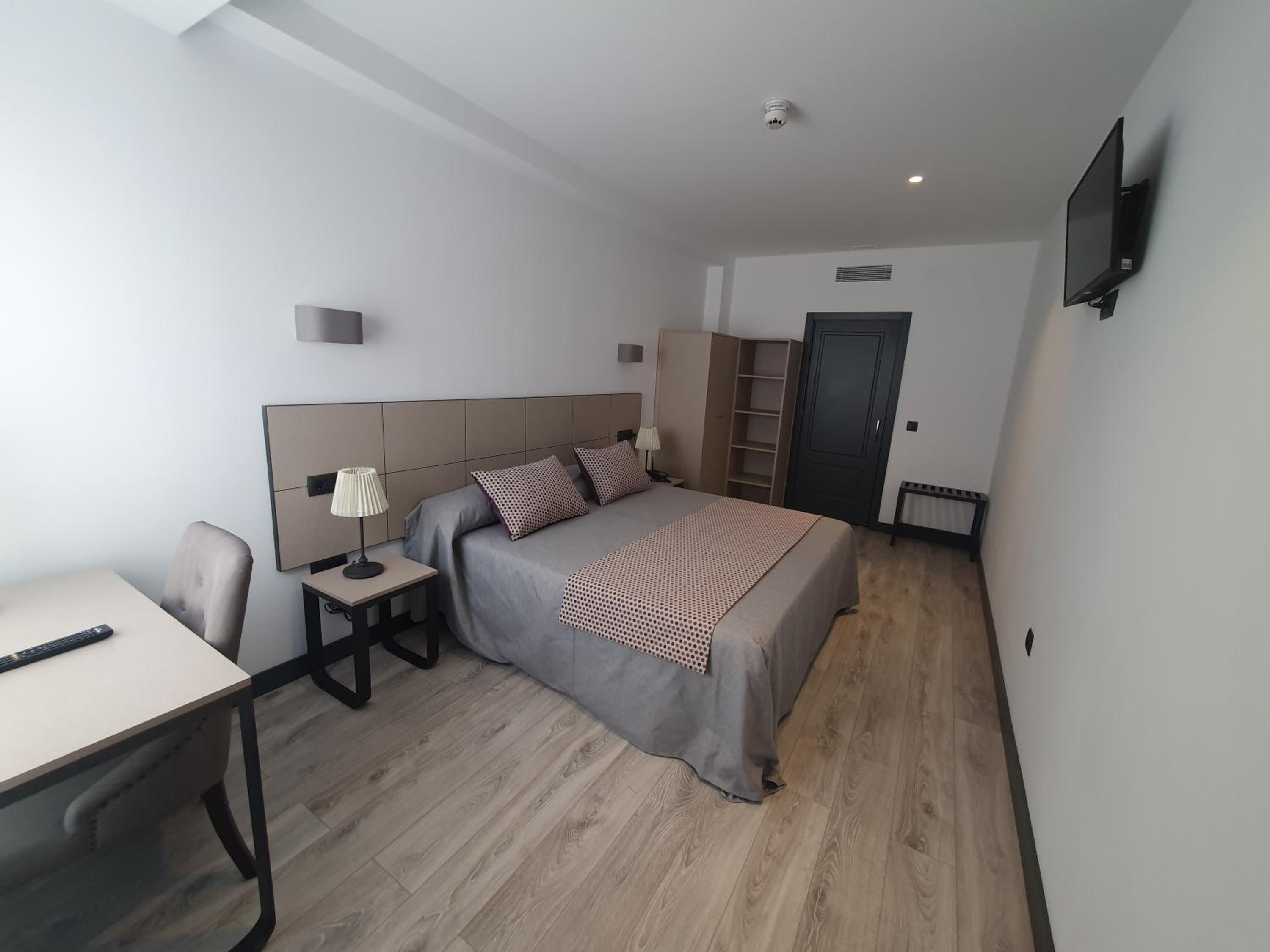 Large Double or Twin Room - Photo 6