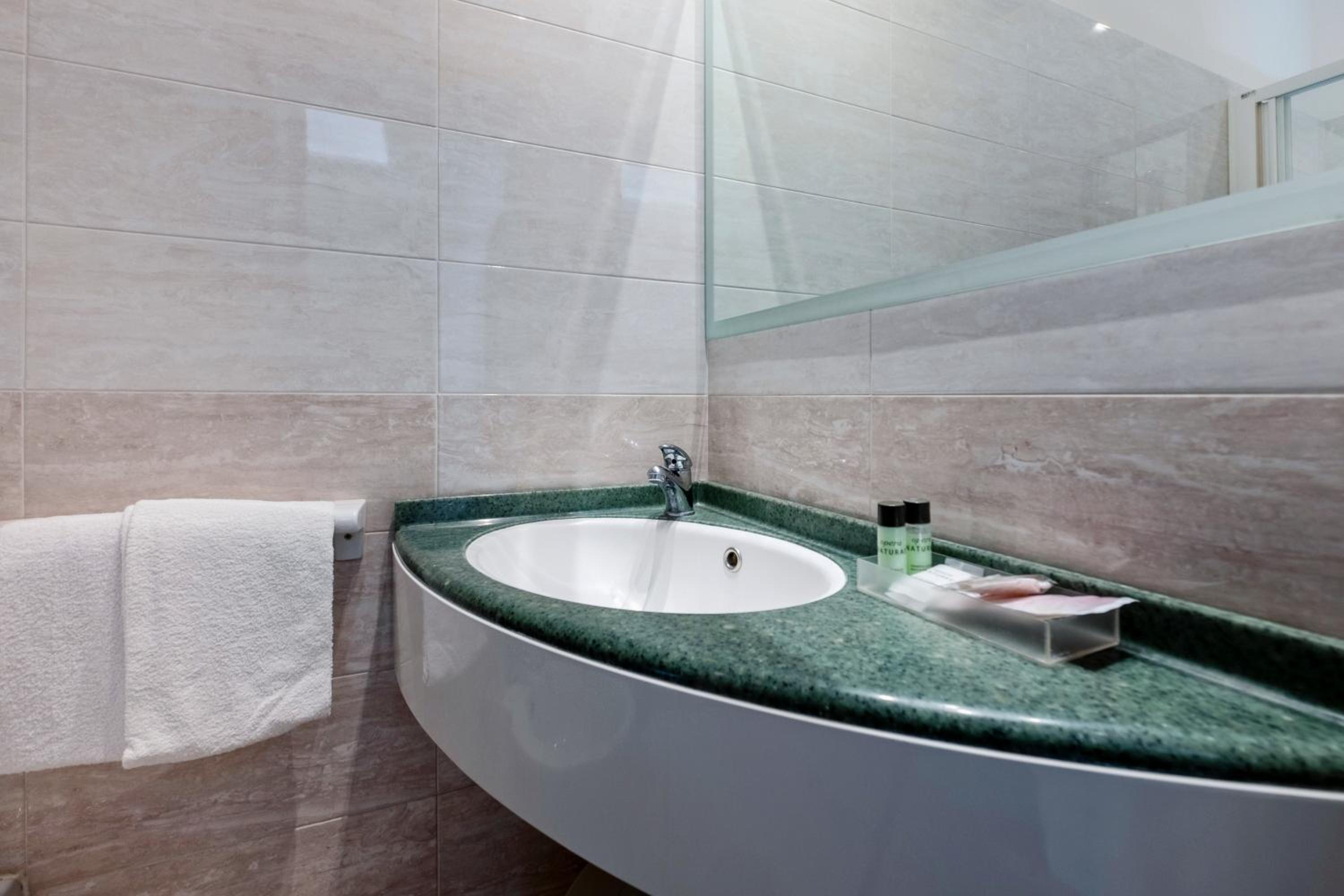 Deluxe Triple Room - Photo 19