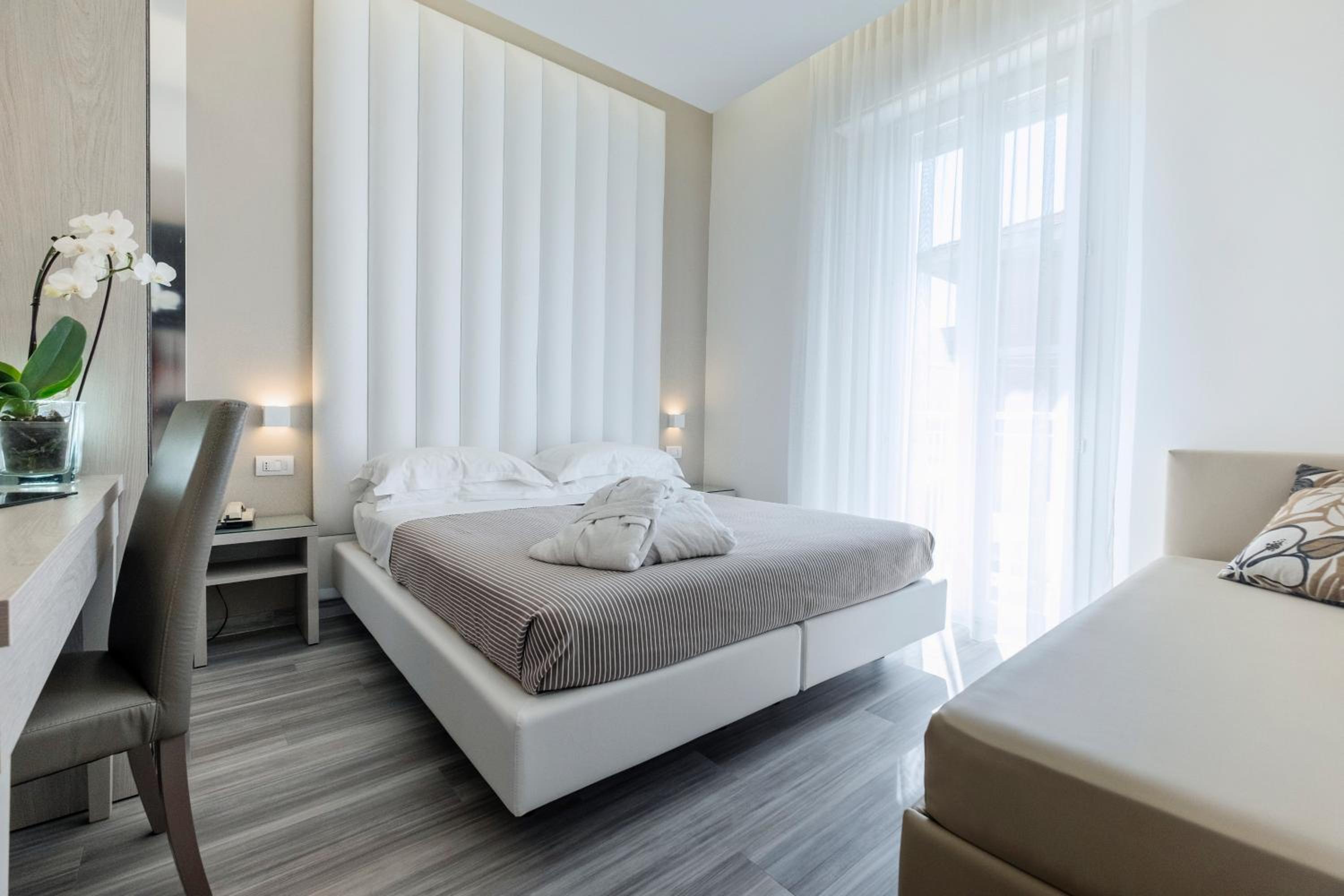 Deluxe Triple Room - Photo 9