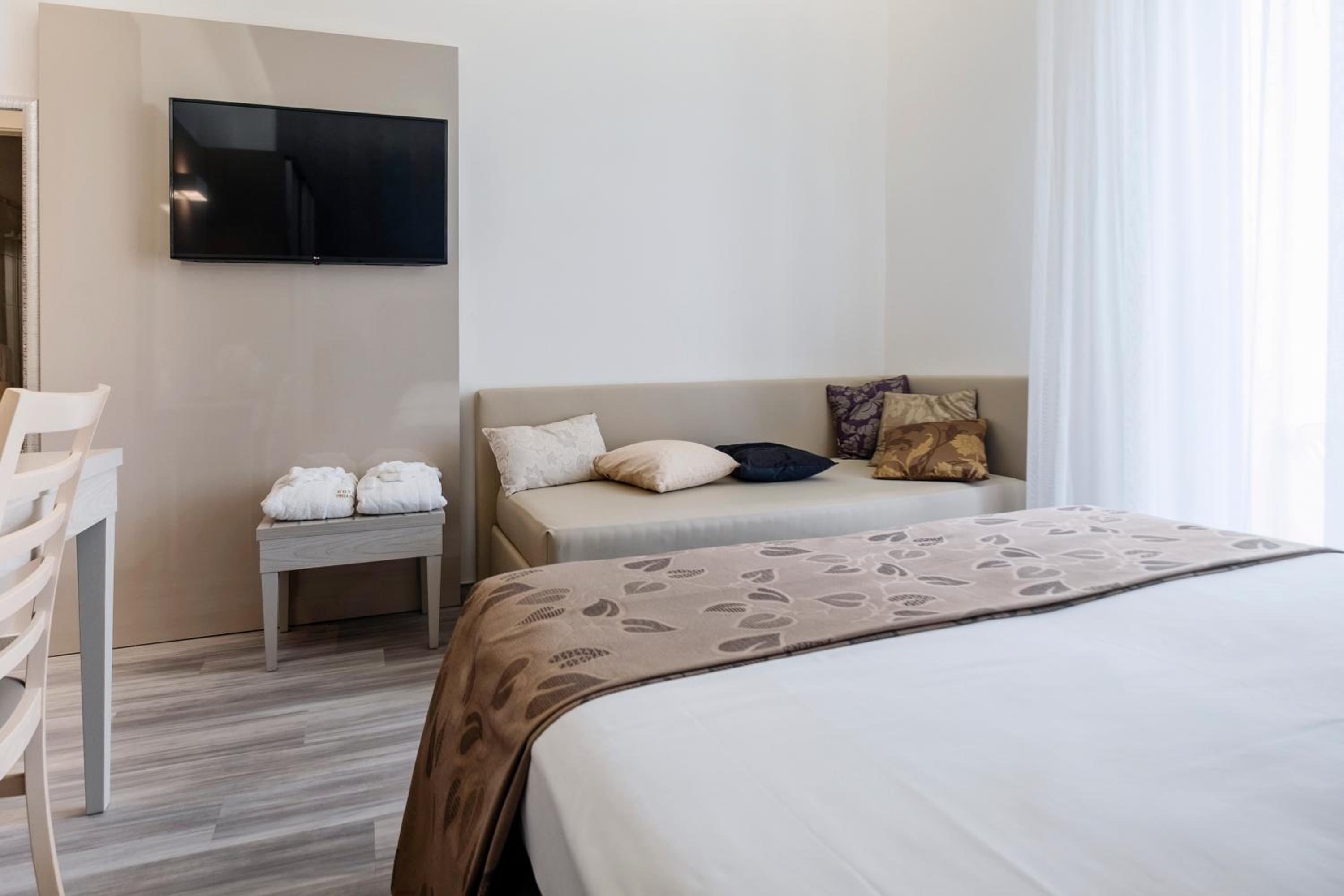 Deluxe Triple Room - Photo 24