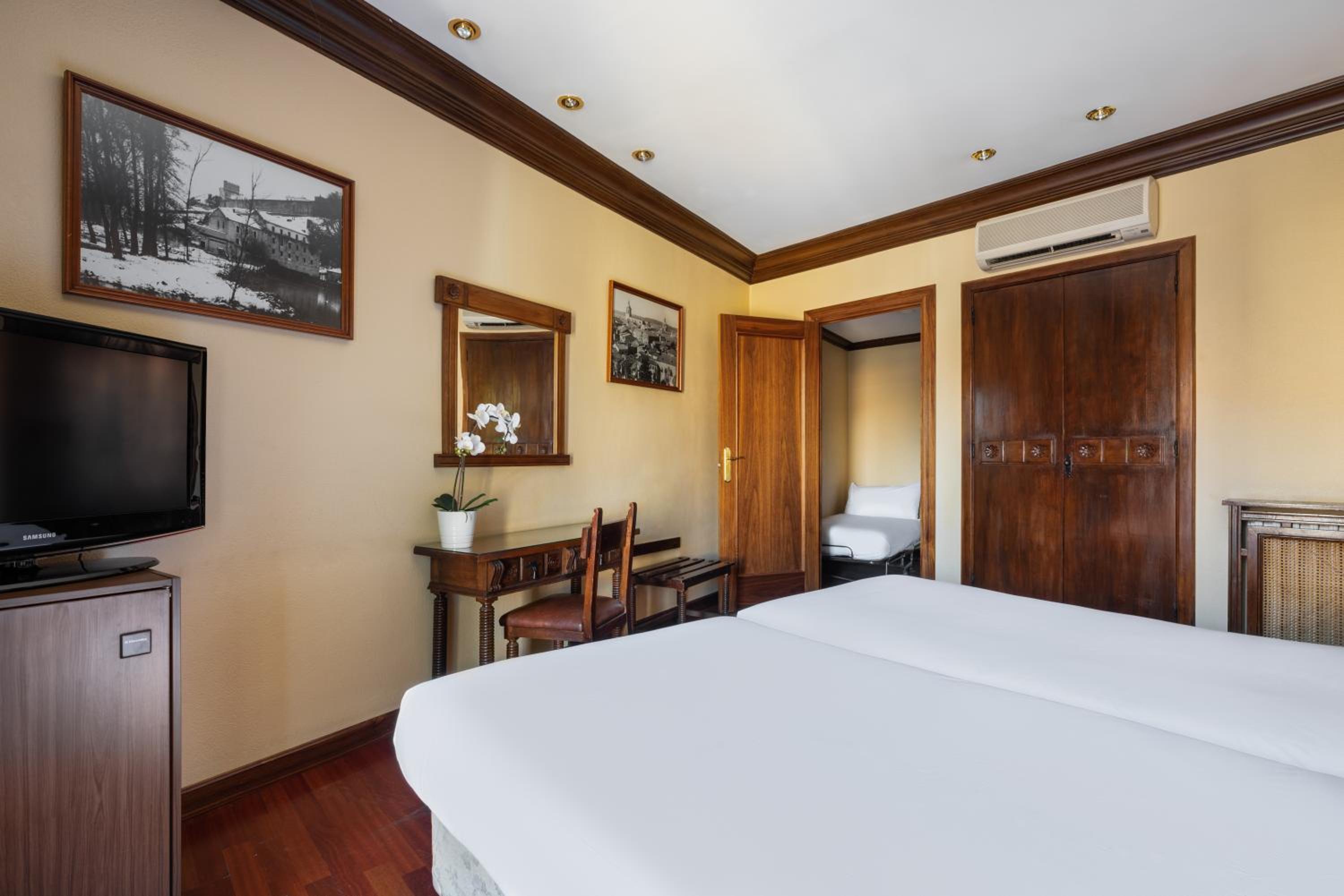 Double Room with Extra Bed - Photo 1