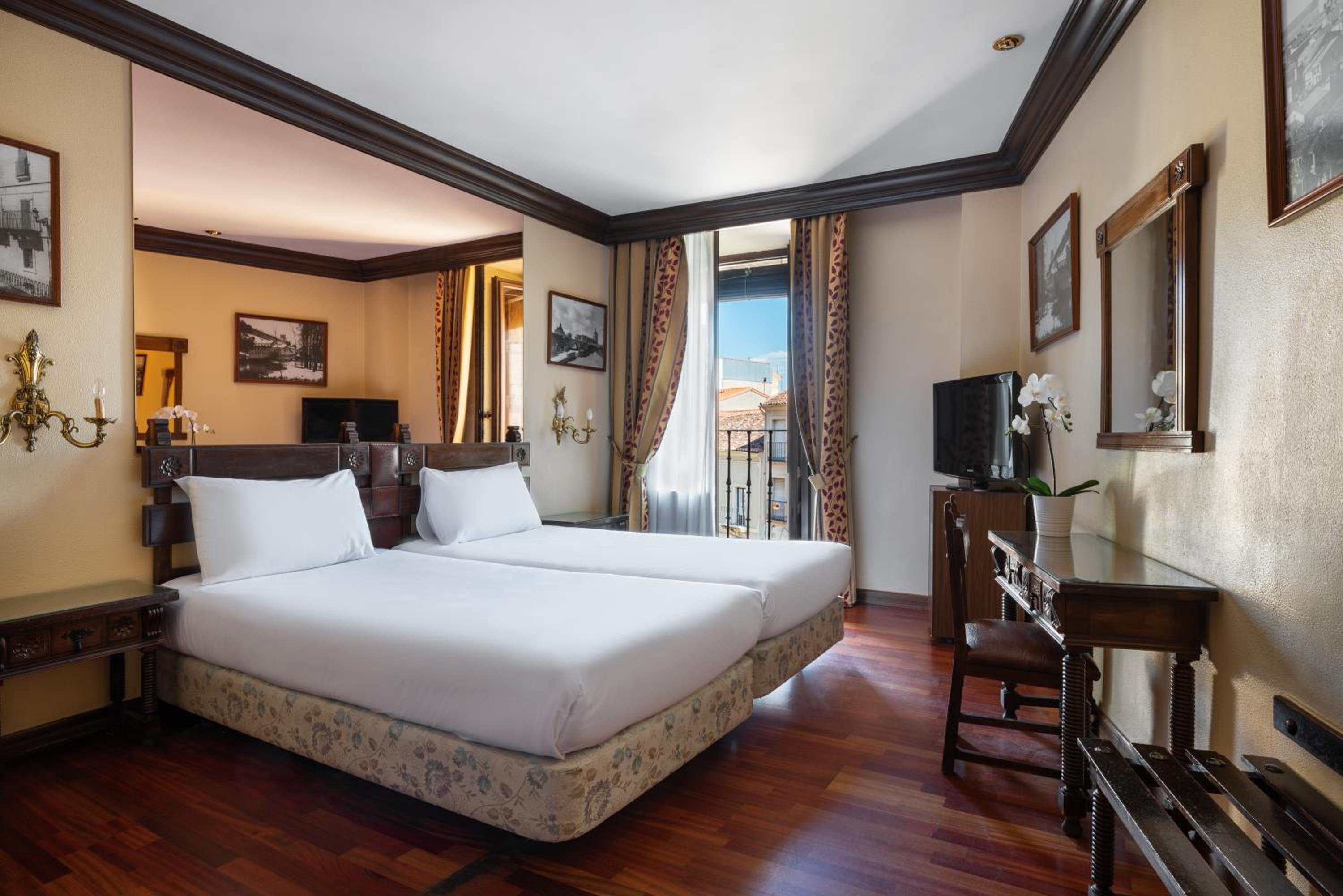Double or Twin Room with Balcony - Photo 4
