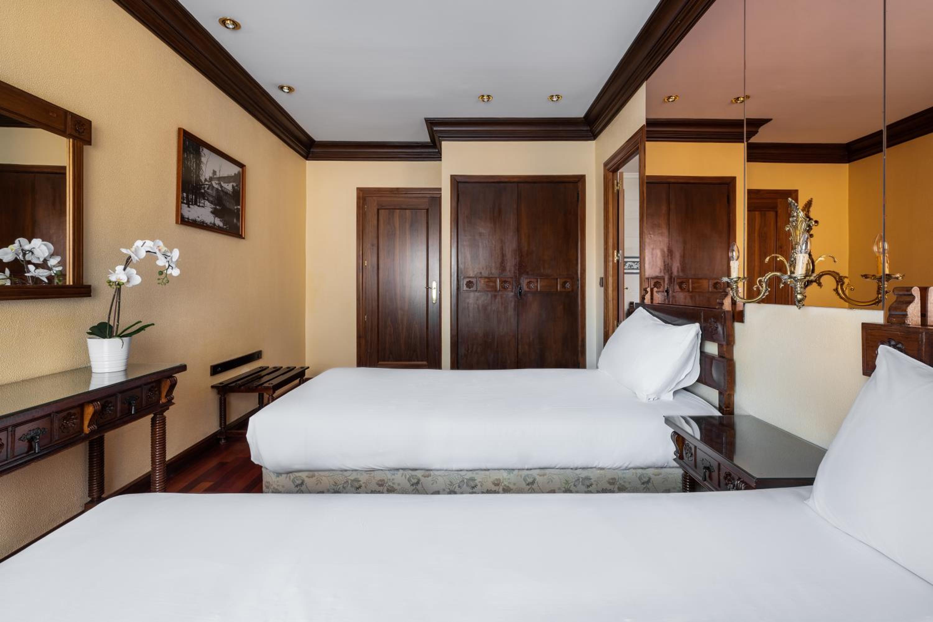 Double or Twin Room - Photo 9
