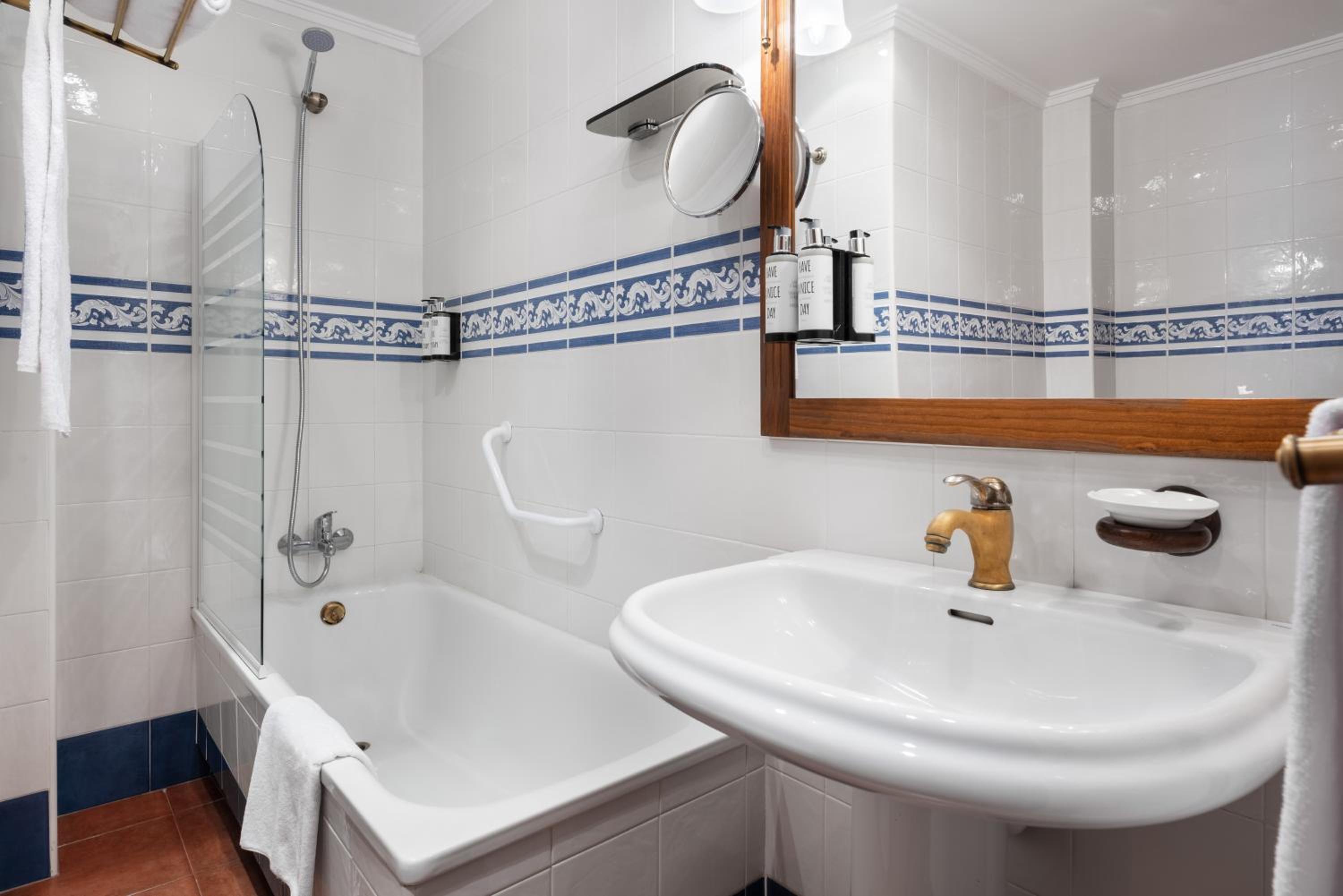 Double or Twin Room - Photo 6