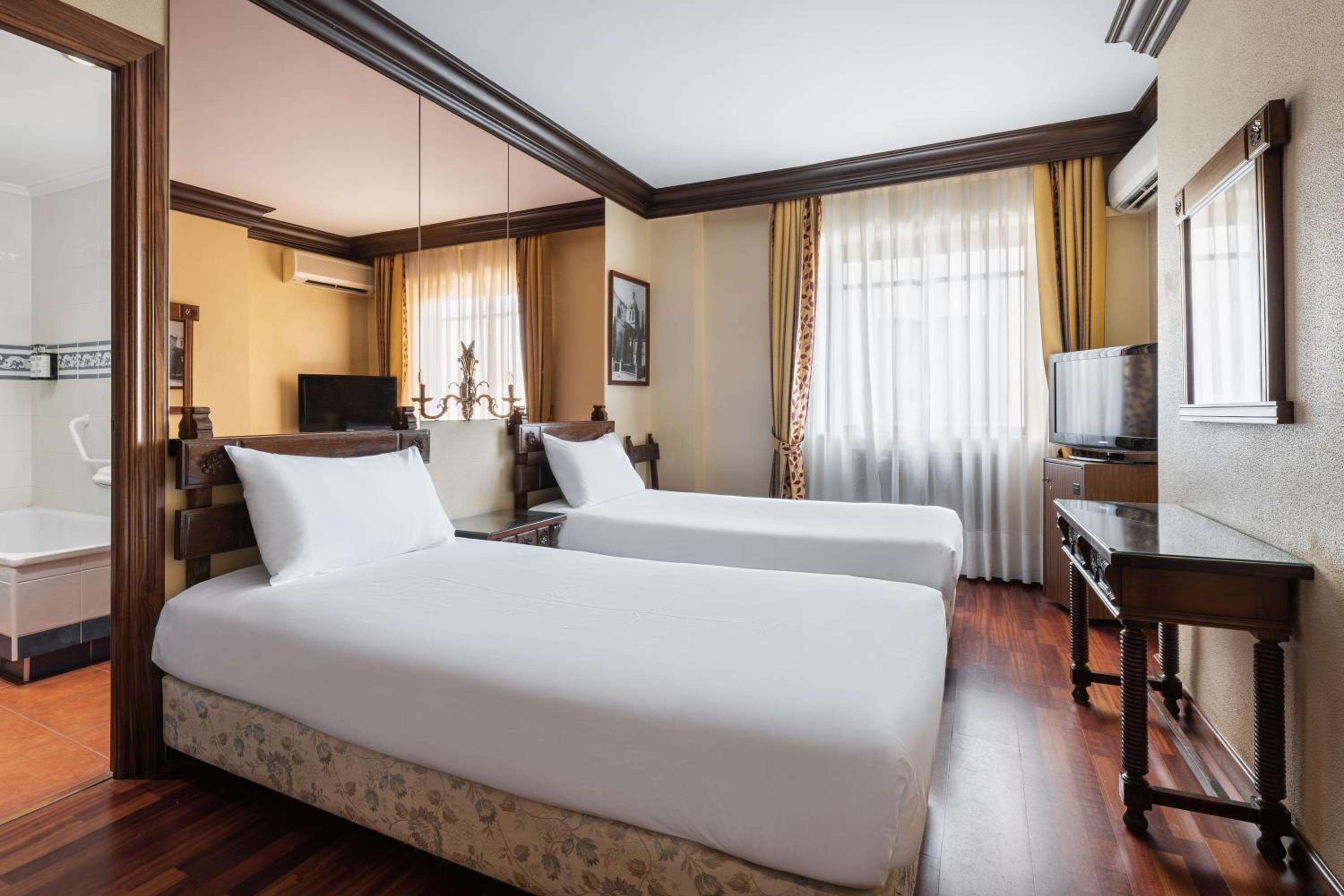 Double or Twin Room - Photo 8